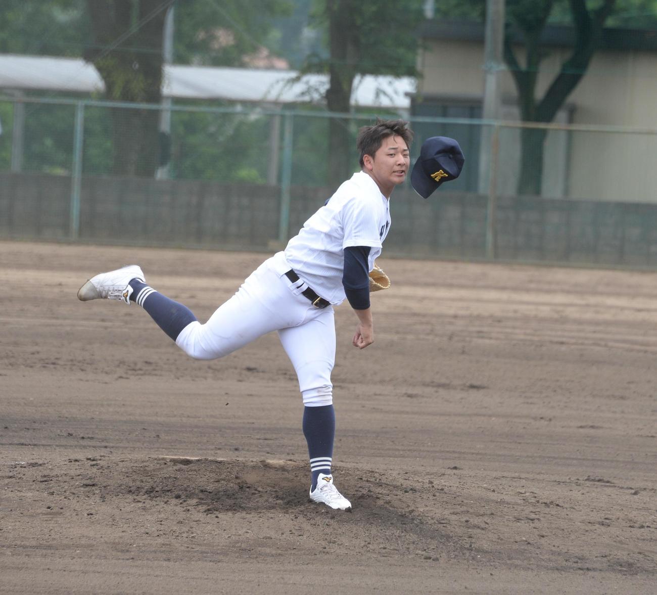 帽子を飛ばしながら力投する享栄先発の肥田（撮影・鈴木正章）