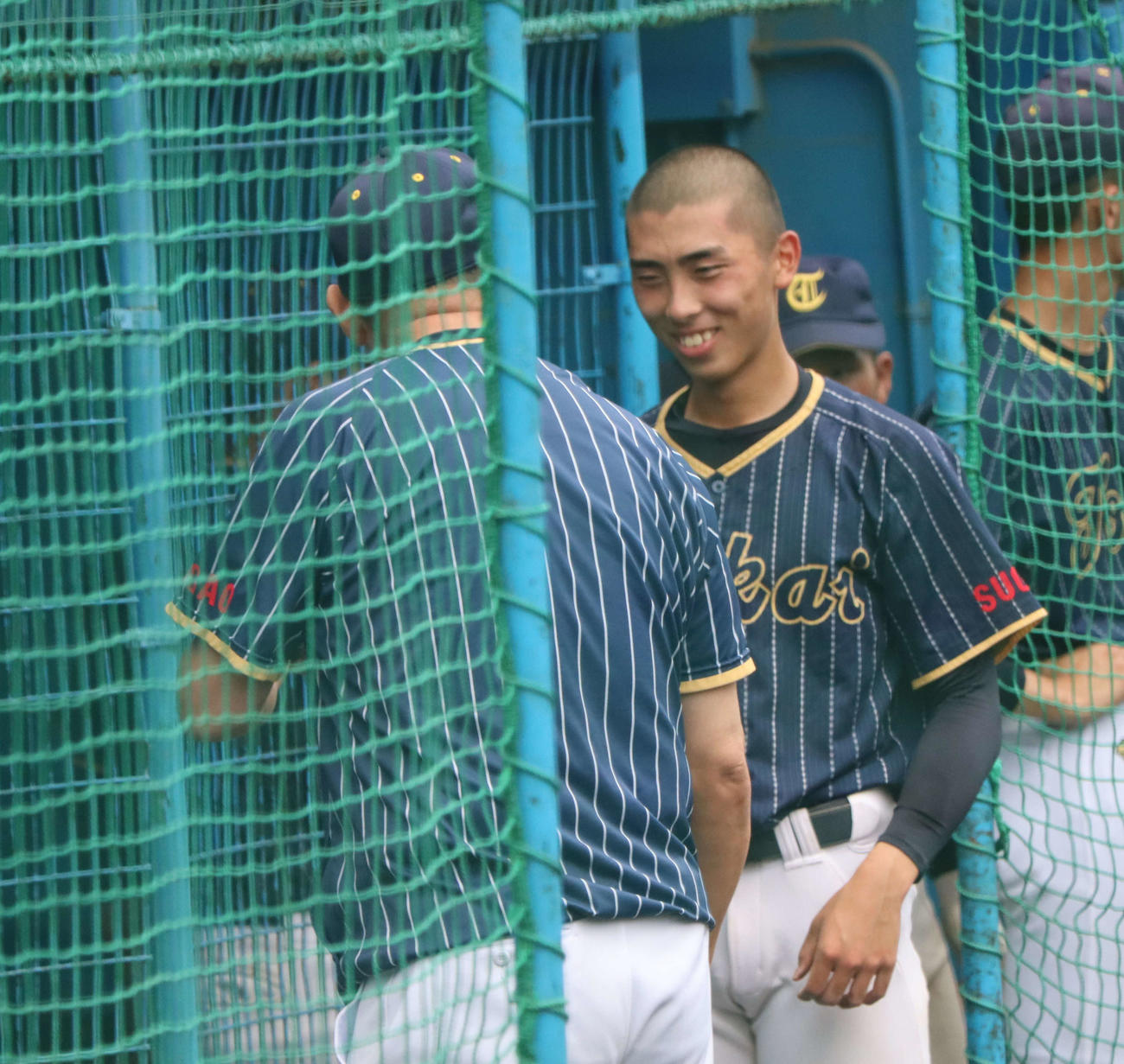 若林監督（左）と笑顔で話す東海大菅生先発の本田（撮影・阿部泰斉）