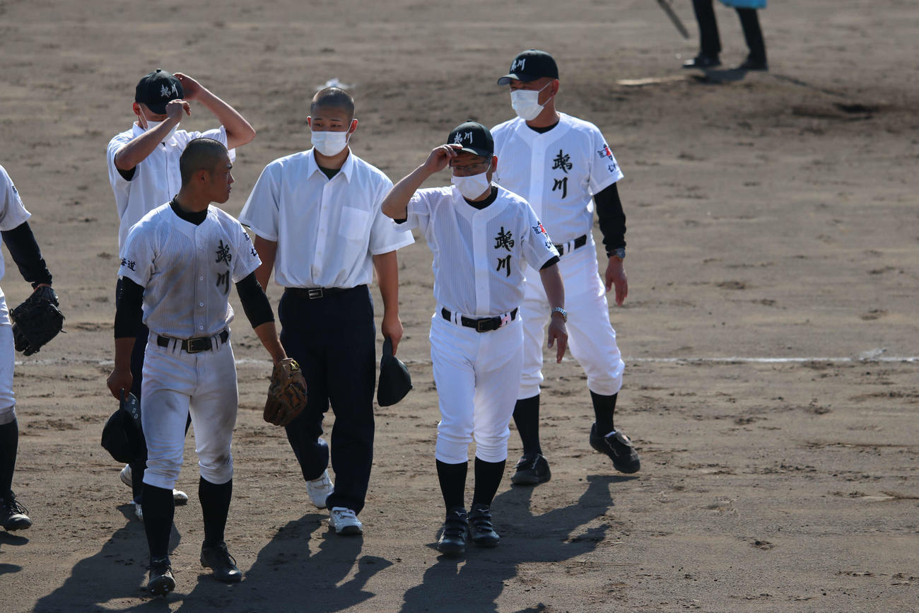 就任後の公式戦で初勝利を挙げた鵡川の小池監督（右から2人目）（撮影・山崎純一）