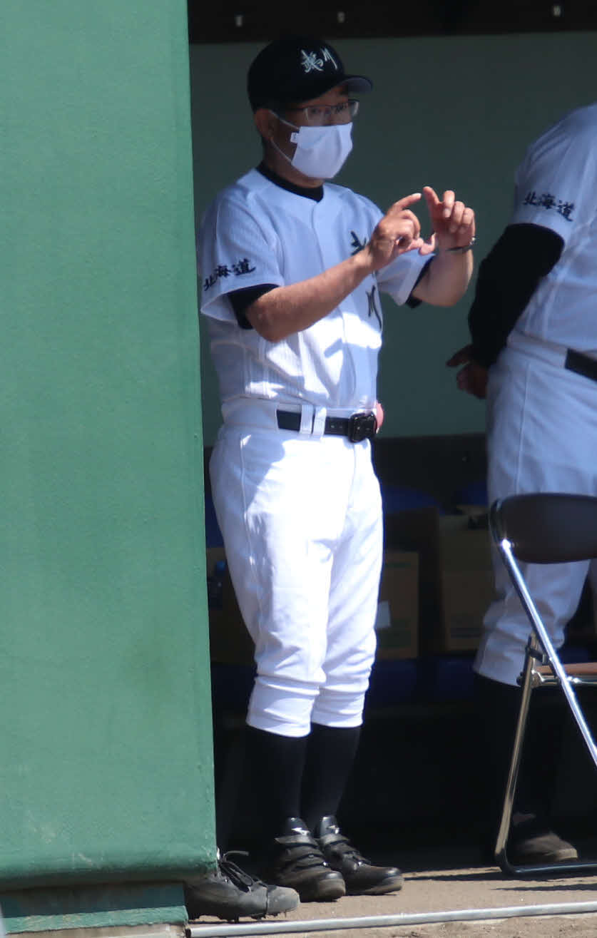 選手に指示を送る鵡川の小池監督（撮影・山崎純一）
