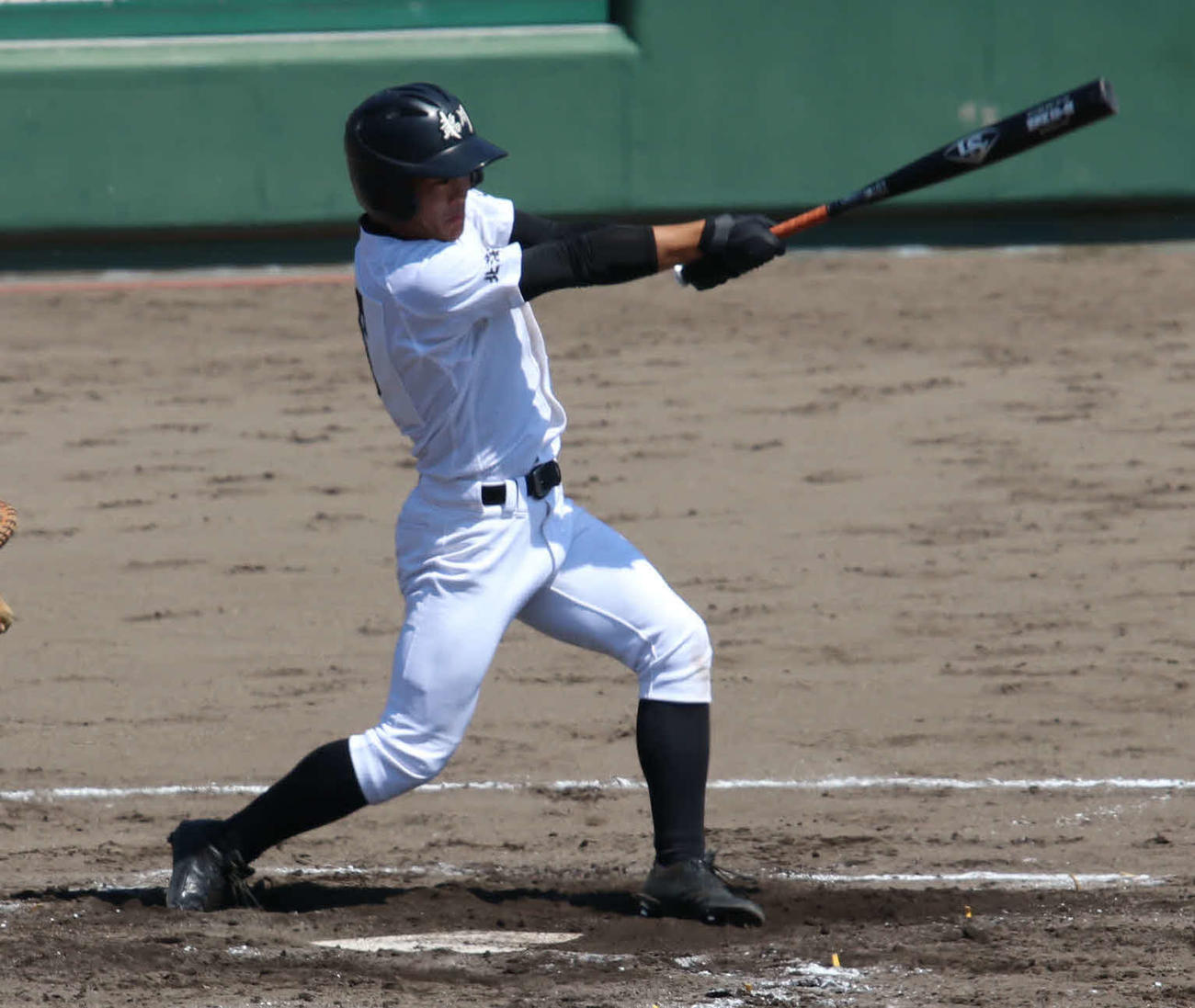 苫小牧南対鵡川　2回表鵡川2死二、三塁、2点適時二塁打を放つ山崎（撮影・山崎純一）