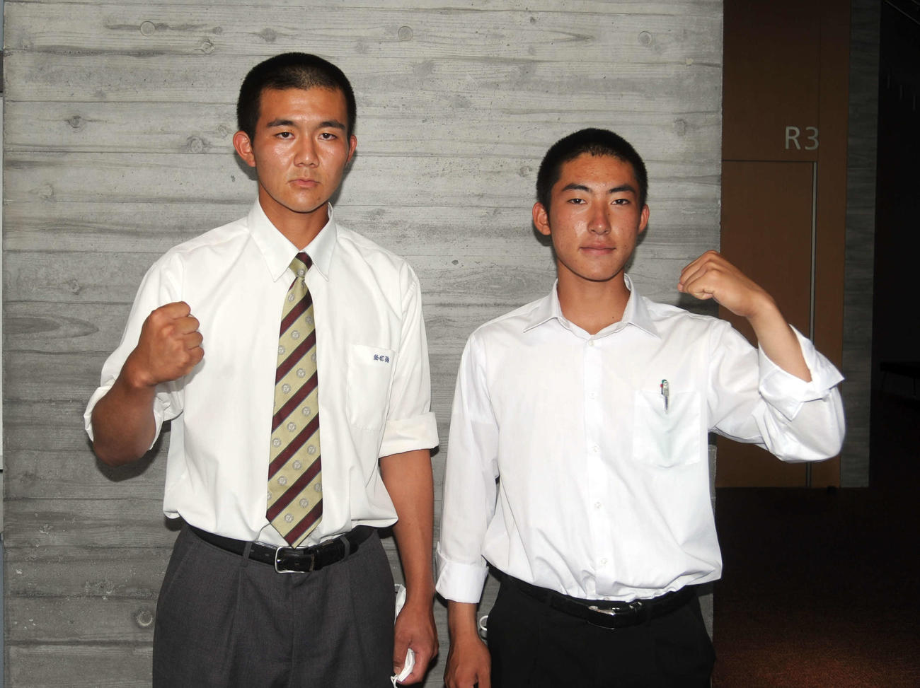 健闘を誓い合う聖隷の藤井（左）と浜松商の金子竜の両主将