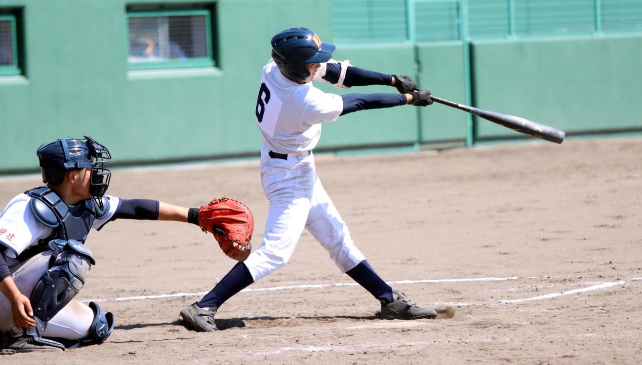浦河対伊達開来　延長10回裏浦河1死二、三塁、山岸尚が右前にサヨナラ打を放つ（撮影・永野高輔）