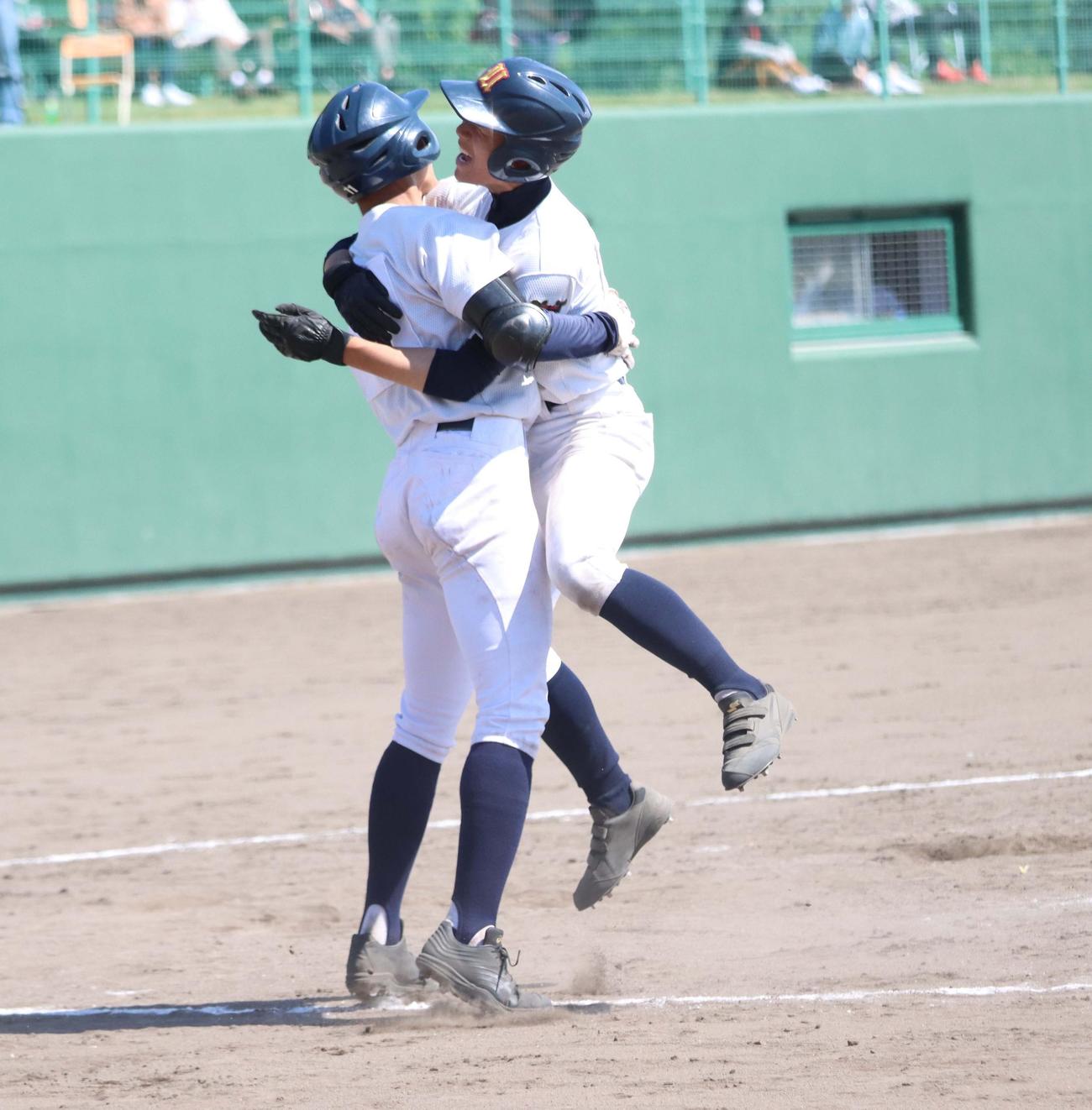 浦河対伊達開来　延長10回1死二、三塁、山岸尚の右前適時打で杉本（右）がサヨナラの生還を果たす（撮影・永野高輔）