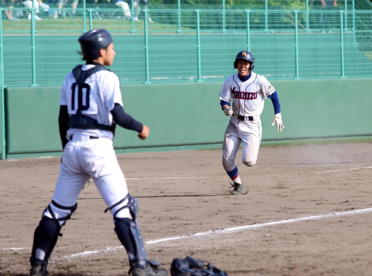 苫小牧高専対室蘭清水丘　3安打3打点4盗塁とかき回した室蘭清水丘・丹治（右）（撮影・永野高輔）