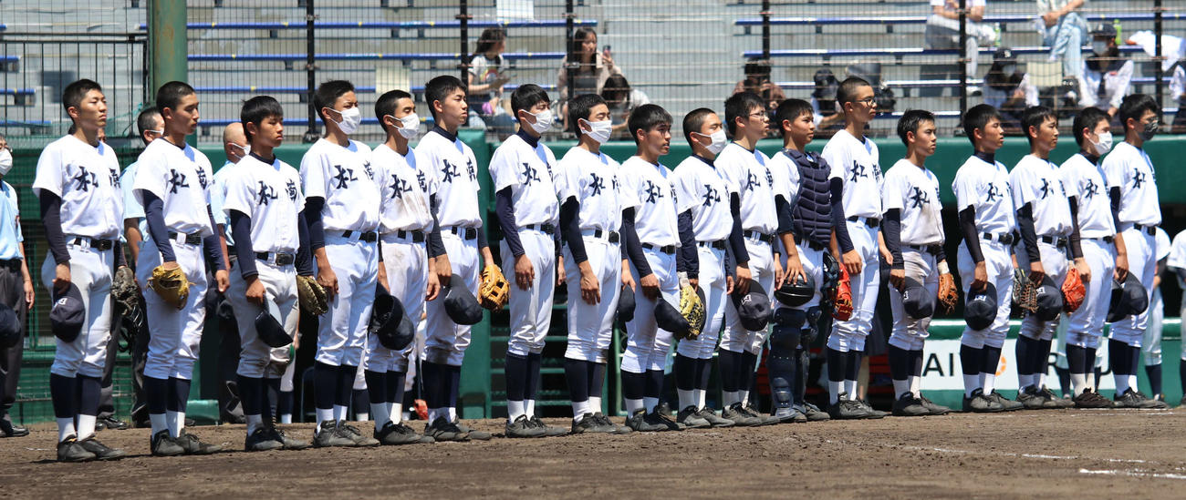 札幌南対札幌真栄　コールド勝ちを決め、校歌を歌う札幌南の選手たち（撮影・山崎純一）