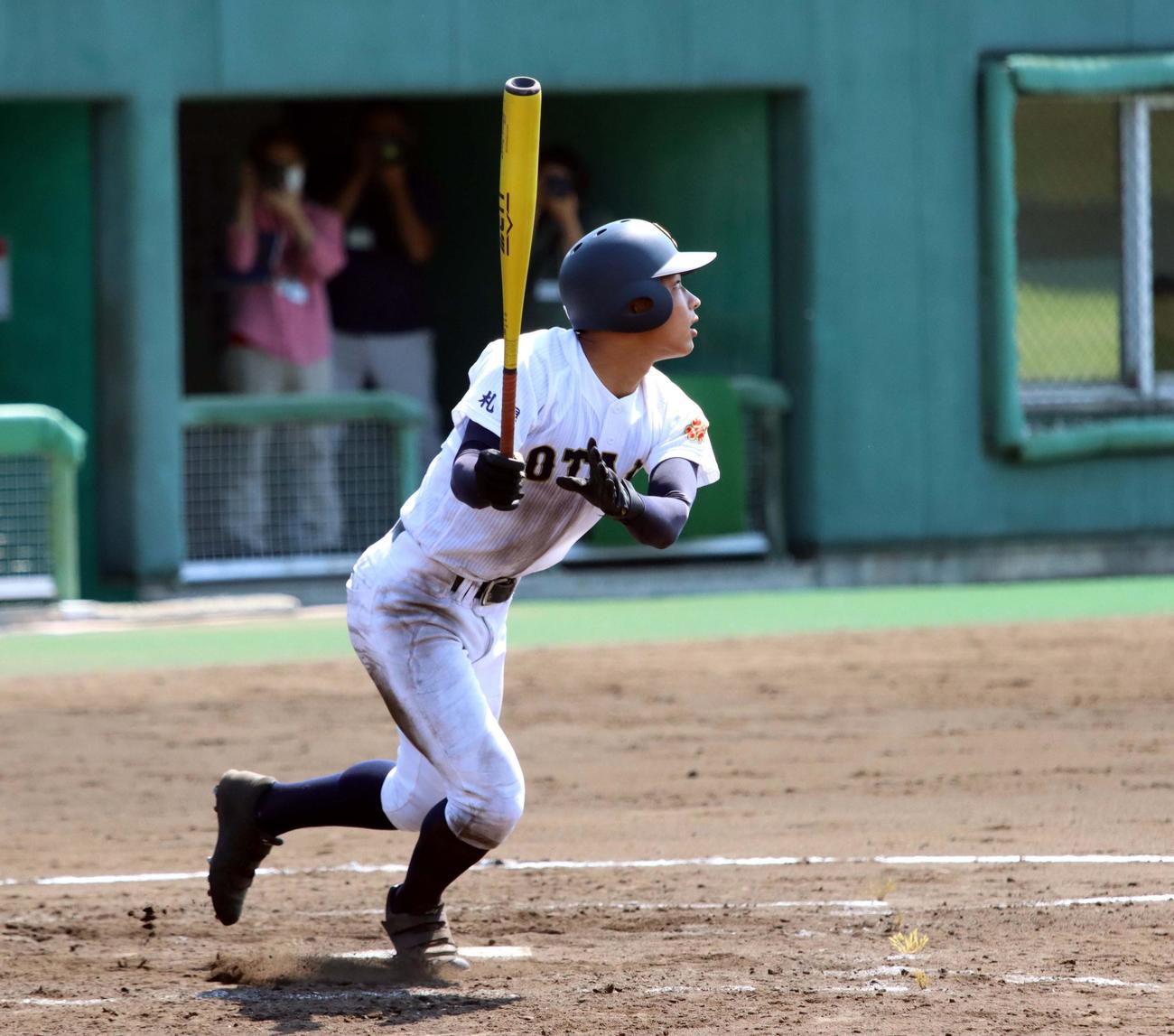 札幌大谷対千歳　4回札幌大谷2死満塁、天野が左越えに満塁弾を放つ（撮影・永野高輔）