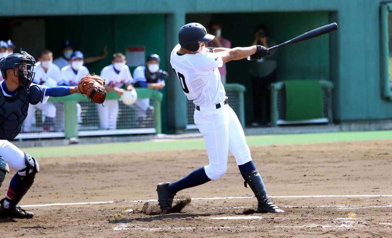 札幌大谷対千歳　3回札幌大谷1死満塁、石鳥が中前適時打を放つ（撮影・永野高輔）