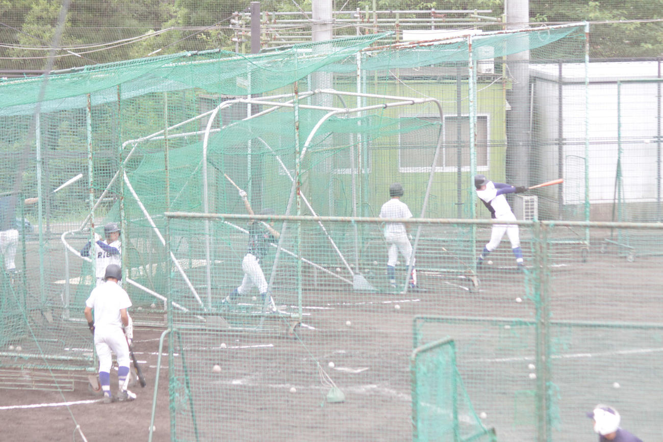 夏の大阪大会に挑む履正社は木製バットも用いてフリー打撃を行う