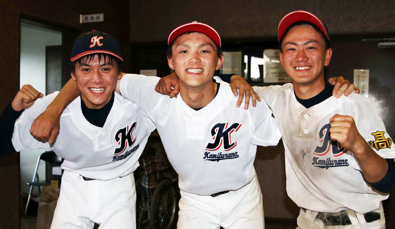 最後の夏の大会を戦い終えた上富良野3年生の左から佐藤、笹原、白田（撮影・山崎純一）