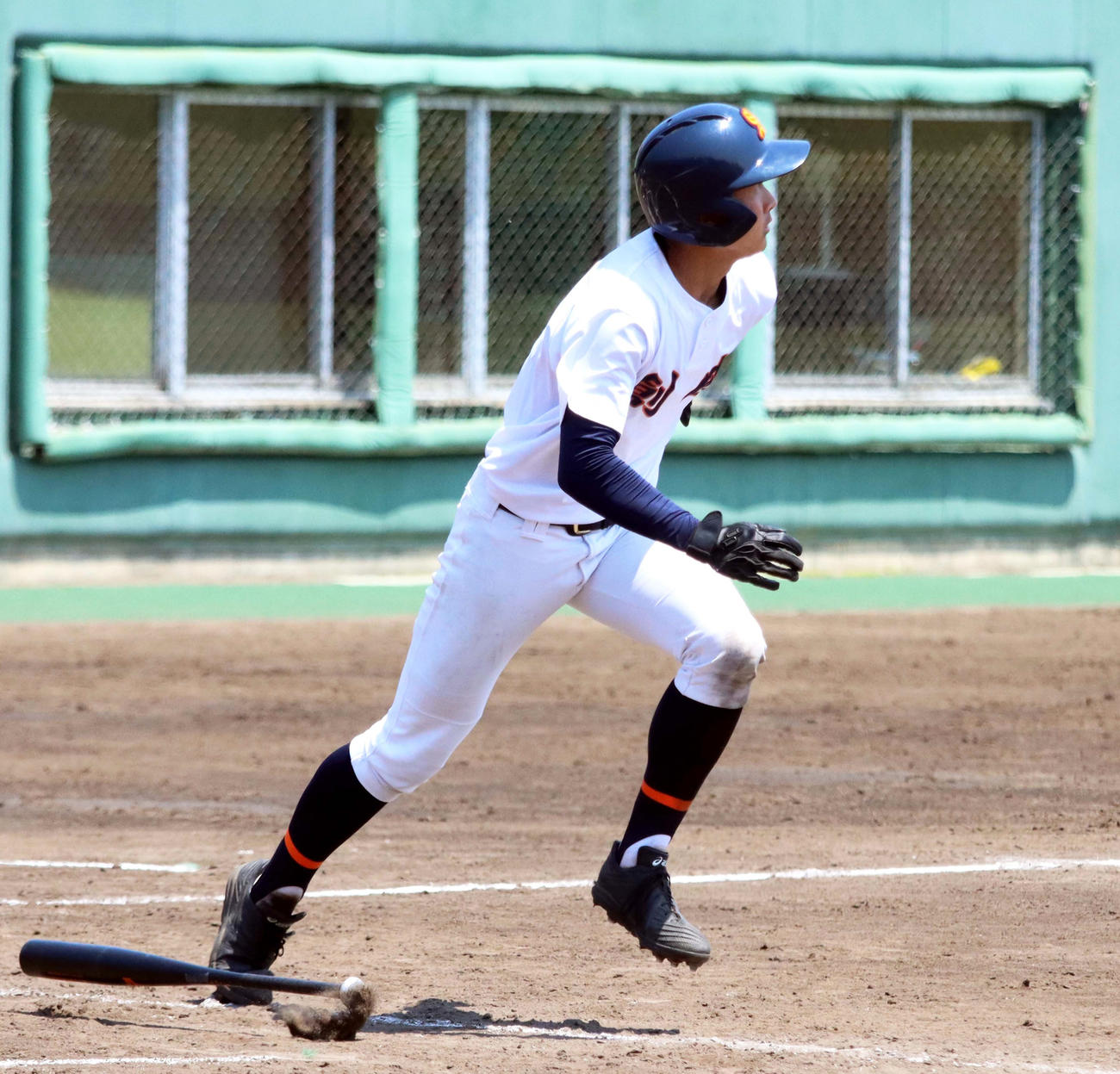 6回表札幌創成無死満塁、中犠飛を打つ浦本（撮影・永野高輔）