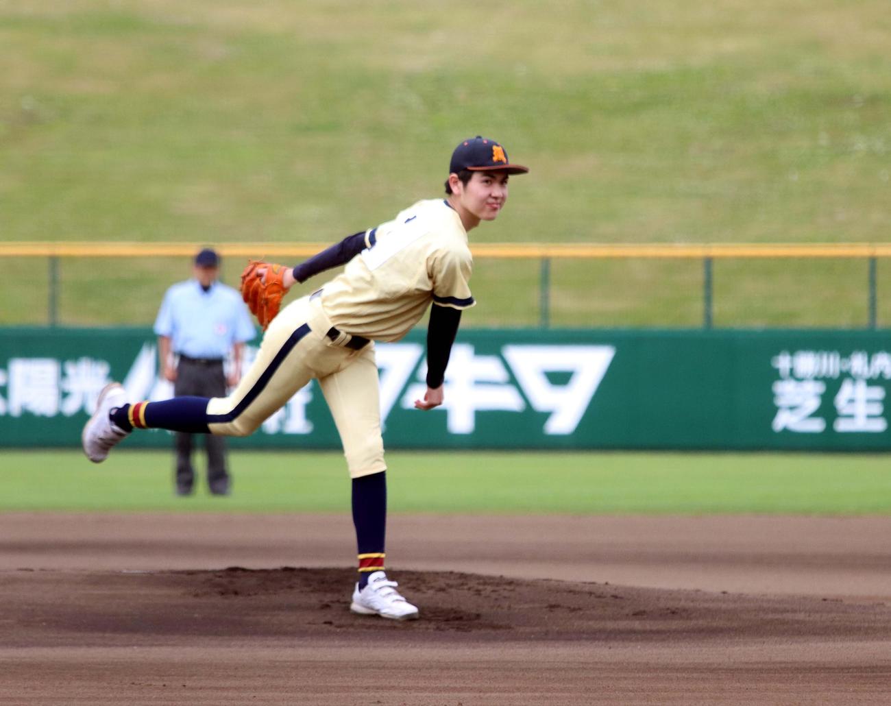 更別農・清水・広尾・芽室対足寄　昨夏、甲子園交流試合に出場した帯広農の前主将、井村さんが北北海道大会十勝地区予選の始球式を務めた（撮影・永野高輔）