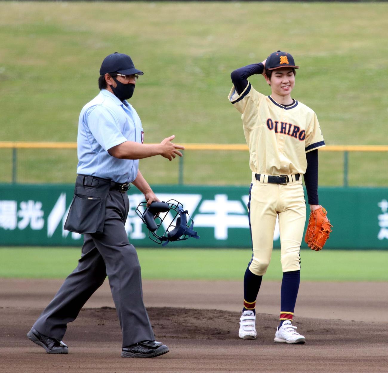 更別農・清水・広尾・芽室対足寄　昨夏、甲子園交流試合に出場した帯広農の前主将、井村さん（右）が北北海道大会十勝地区予選の始球式を務めた（撮影・永野高輔）