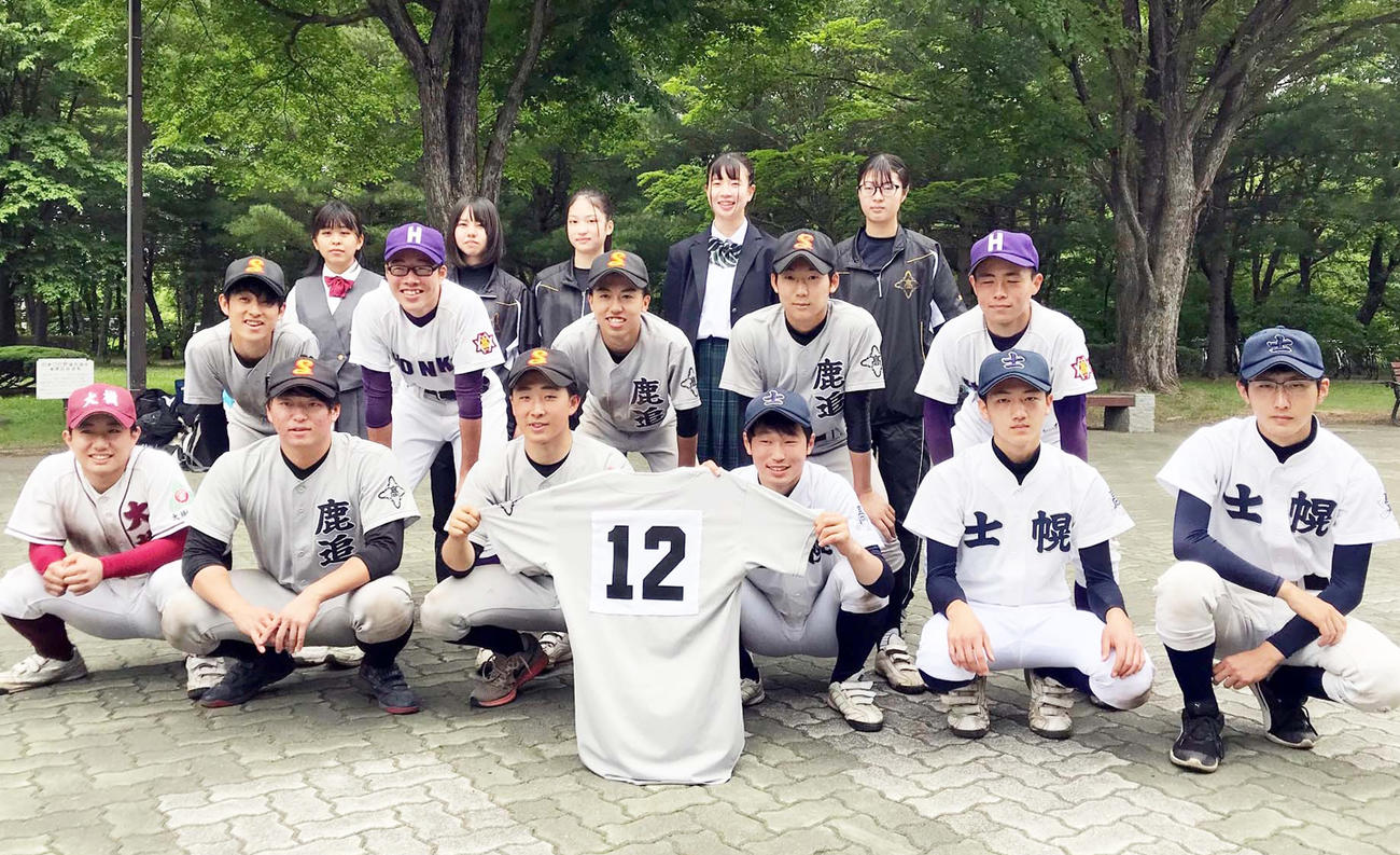 入院中で会場に来られなかった鹿追・長沢のユニホームを広げる連合チームの選手たち（撮影・永野高輔）