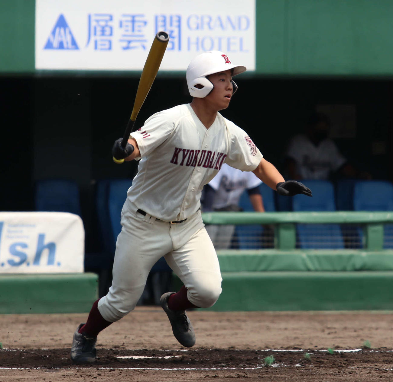 旭川大高対富良野緑峰　1回裏旭川大高2死満塁、右越え満塁弾を放つ藤田（撮影・山崎純一）