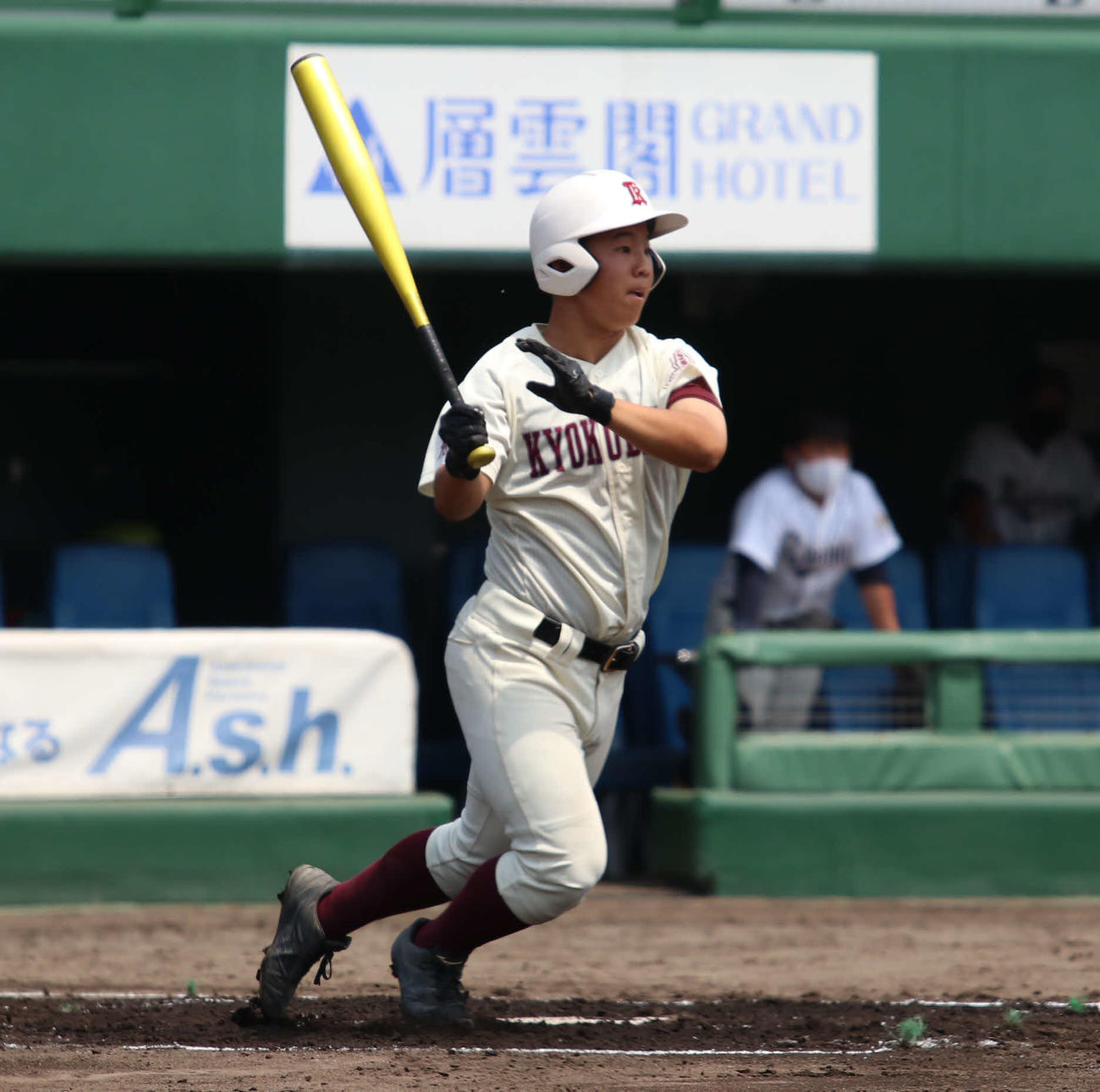 旭川大高対富良野緑峰　1回裏旭川大高2死満塁、右越え満塁弾を放つ藤田（撮影・山崎純一）