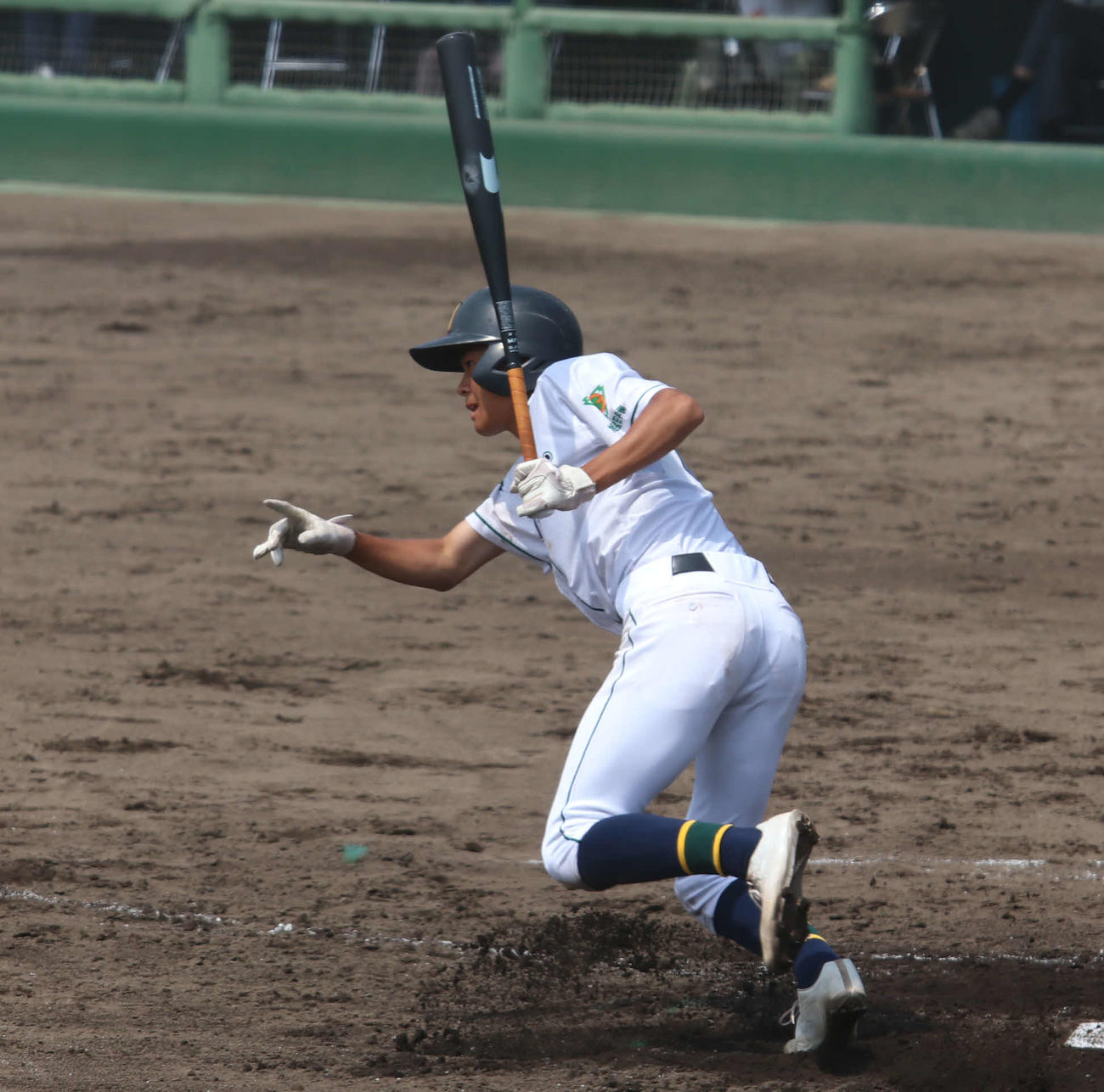 旭川北対旭川明成　4回表旭川明成1死二塁、勝ち越しの左前適時打を放つ加藤（撮影・山崎純一）