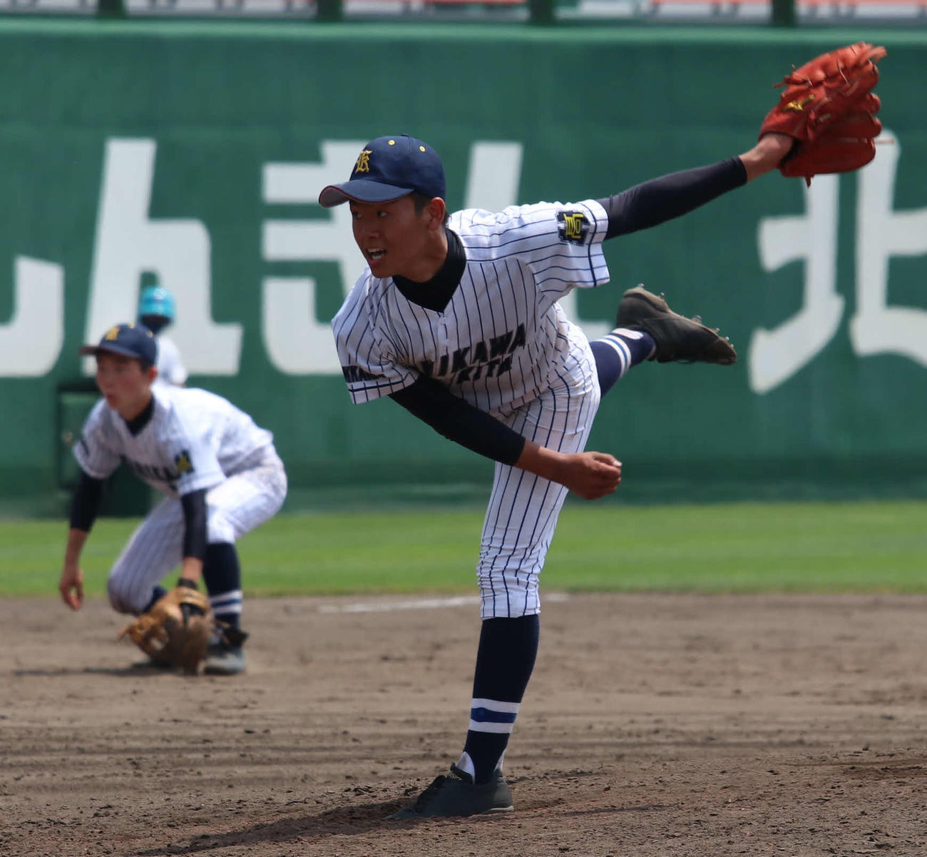 旭川北対旭川明成　7回途中からリリーフ登板し、無失点に抑えた旭川北の石川（撮影・山崎純一）