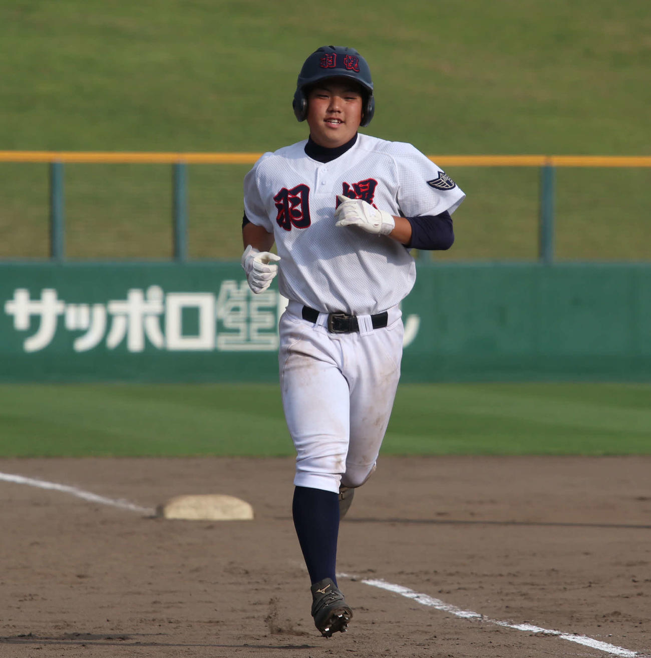 旭川商対羽幌　8回裏羽幌無死、左越え本塁打を放ち、ホームに向かう鈴木（撮影・山崎純一）