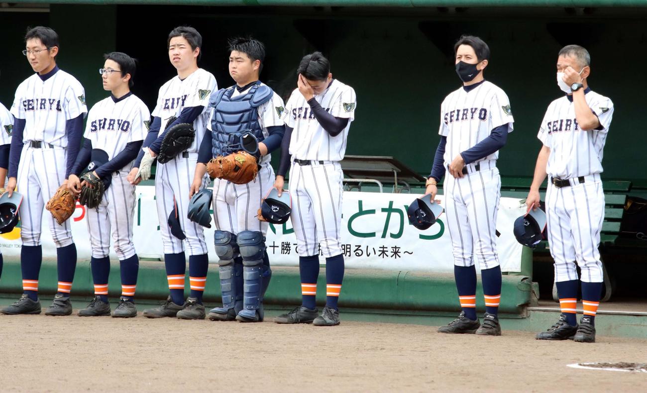 幕別清陵対鹿追・士幌・大樹・本別　初めて単独出場した幕別清陵唯一の3年生、植津（右から3人目）は初戦で敗れ目頭を押さえる（撮影・永野高輔）