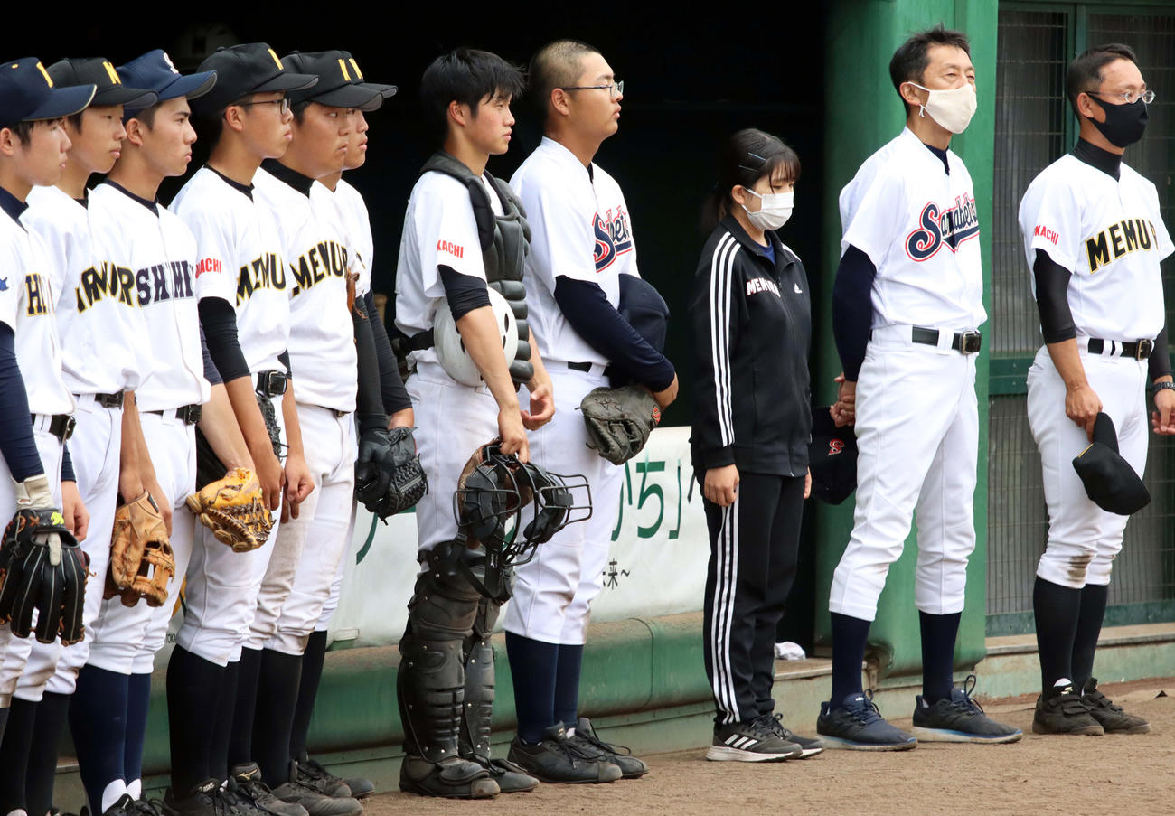 初戦で敗れベンチ前に整列する更別農の川田（右から4人目）ら（撮影・永野高輔）