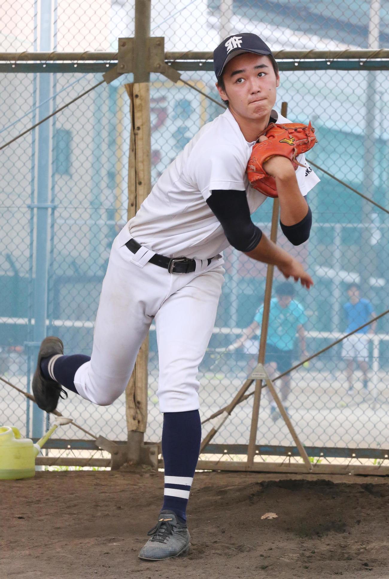 ブルペンで投球する福岡のエース井崎燦志郎（撮影・菊川光一）