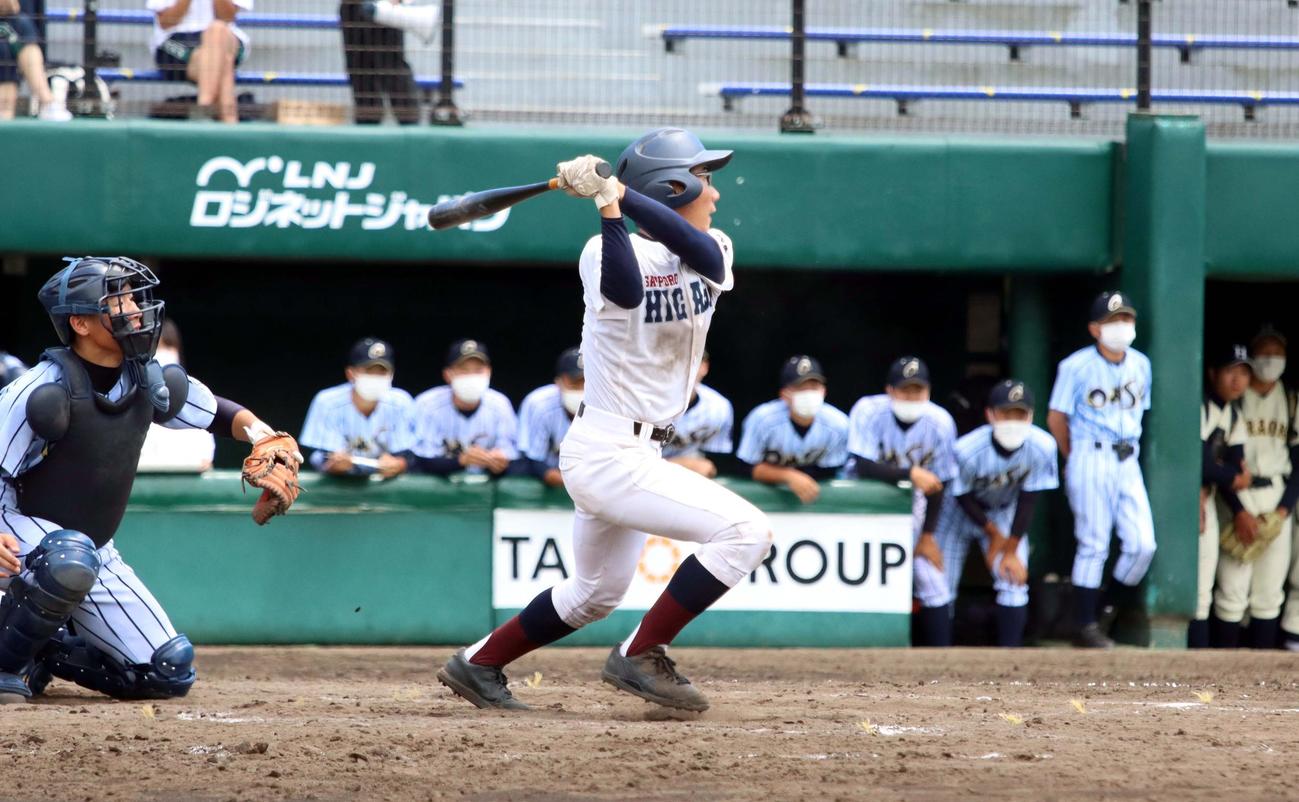 札幌東対大麻　延長10回裏札幌東無死、左前打を放つ小岩（撮影・永野高輔）