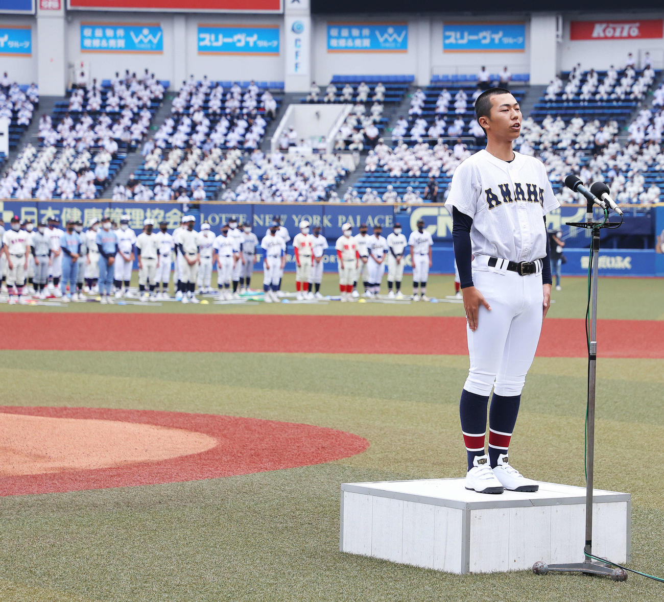 選手宣誓する天羽・北見主将（手前右）（撮影・河田真司）