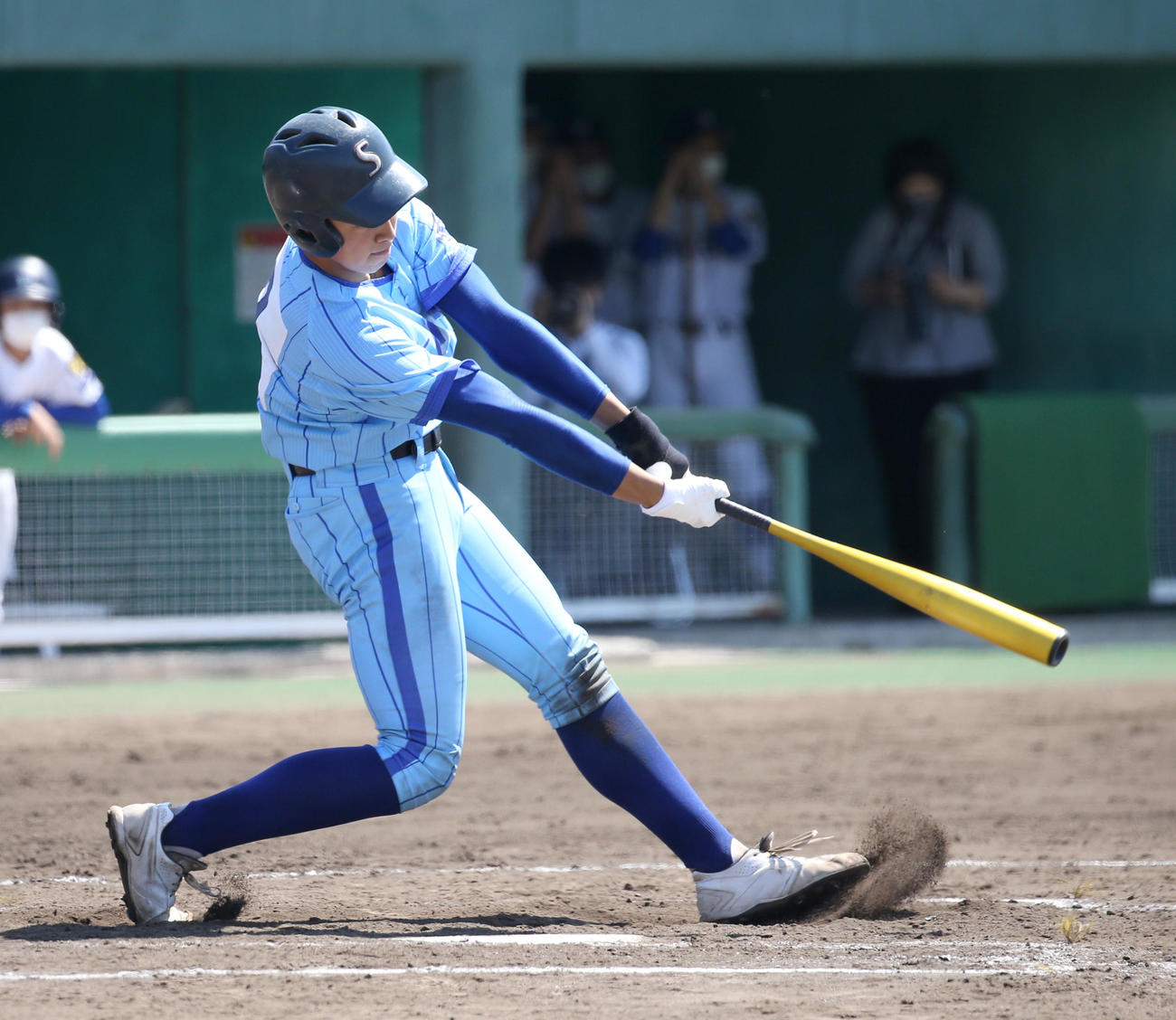札幌龍谷対札幌静修　5回裏札幌静修1死三塁、小飼は左越え2点本塁打を放つ（撮影・佐藤翔太）