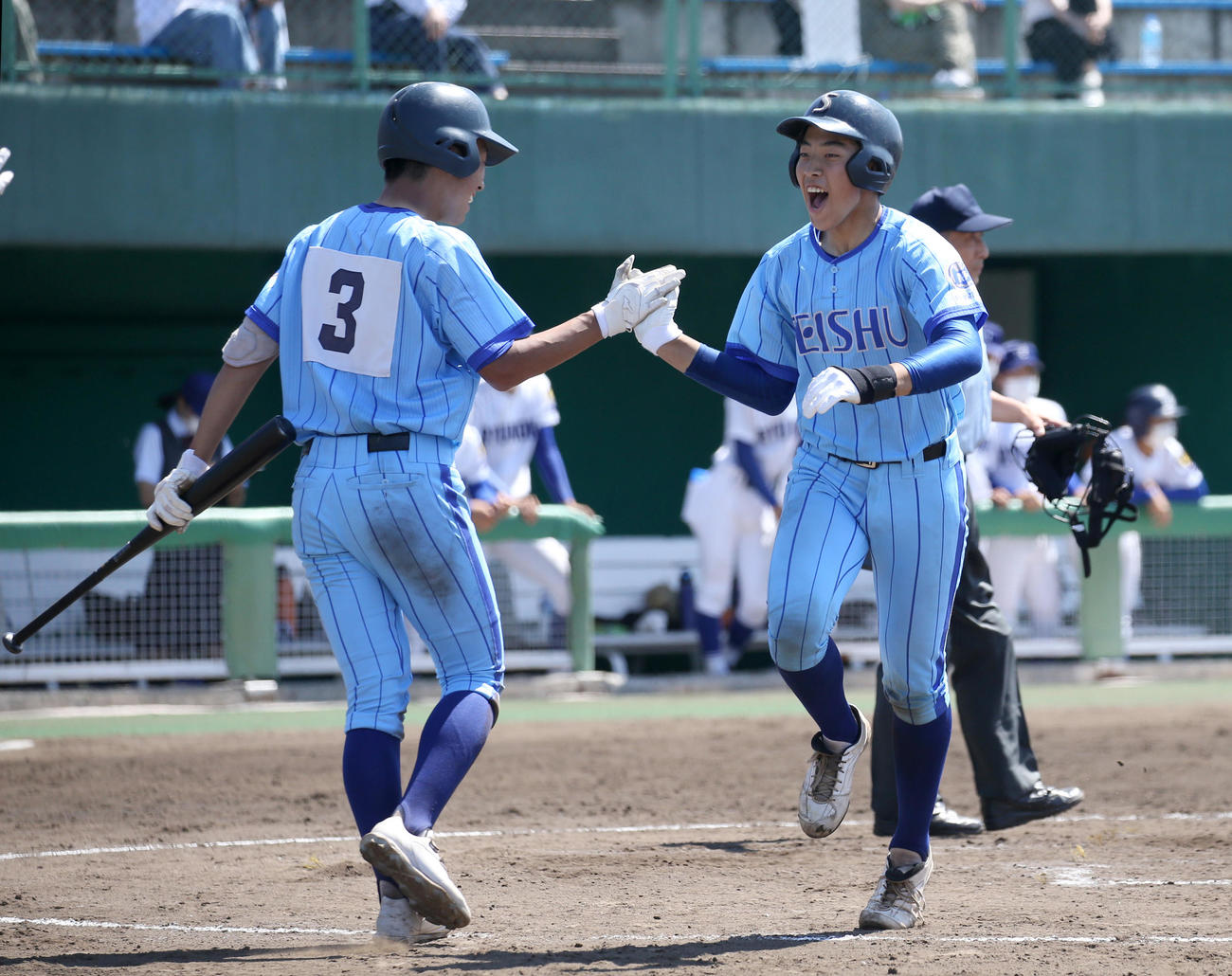札幌龍谷対札幌静修　5回裏札幌静修1死三塁、左越え2点本塁打を放ち柏木に出迎えられる小飼（右）（撮影・佐藤翔太）