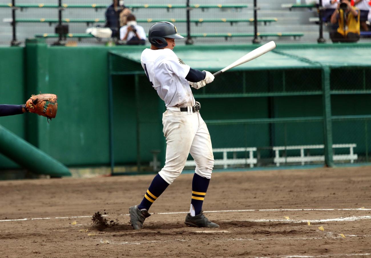 札幌南対札幌丘珠　5回裏札幌丘珠1死満塁、佐々木寛が差し込まれながら勝ち越しの左前2点適時打を放つ（撮影・永野高輔）