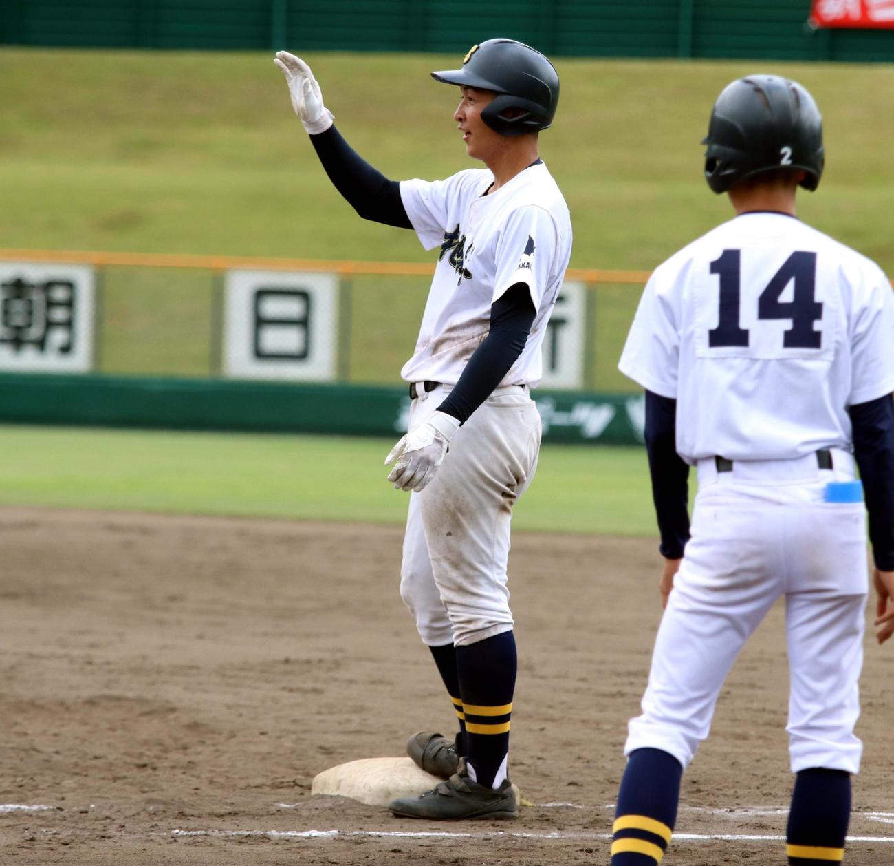 札幌南対札幌丘珠　5回札幌丘珠1死満塁、佐々木寛が左前に勝ち越し2点適時打を放ちベンチの声にこたえる（撮影・永野高輔）