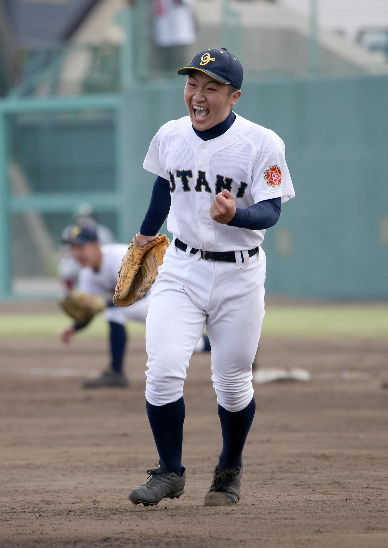 札幌大谷対札幌光星　9回裏札幌光星2死一塁、小林大を三ゴロに仕留めガッツポーズをする札幌大谷・森谷（撮影・佐藤翔太）
