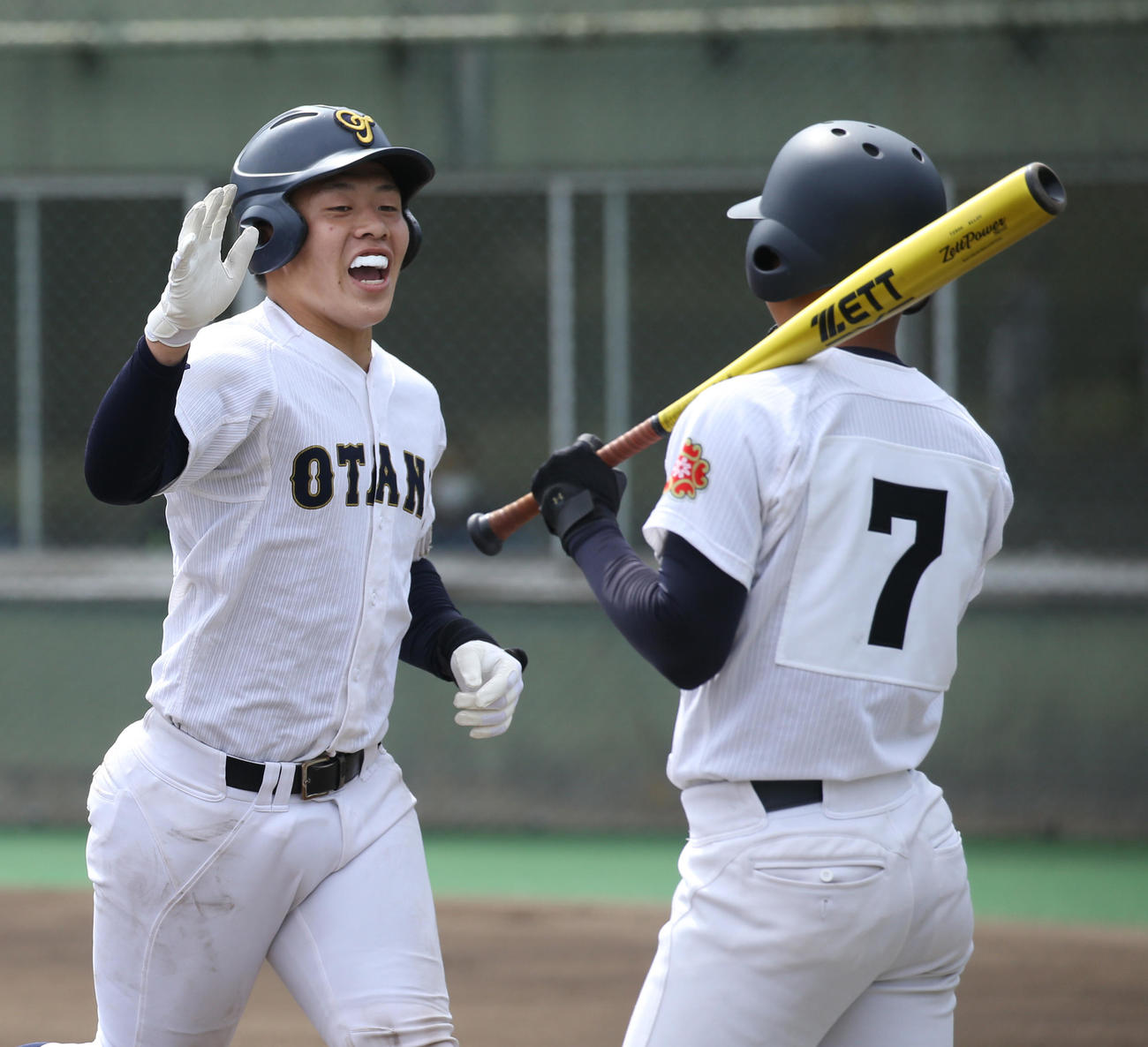 札幌大谷対札幌光星　1回表札幌大谷1死三塁、先制となる中犠飛を放ち笑顔を見せる将田（左奥）（撮影・佐藤翔太）