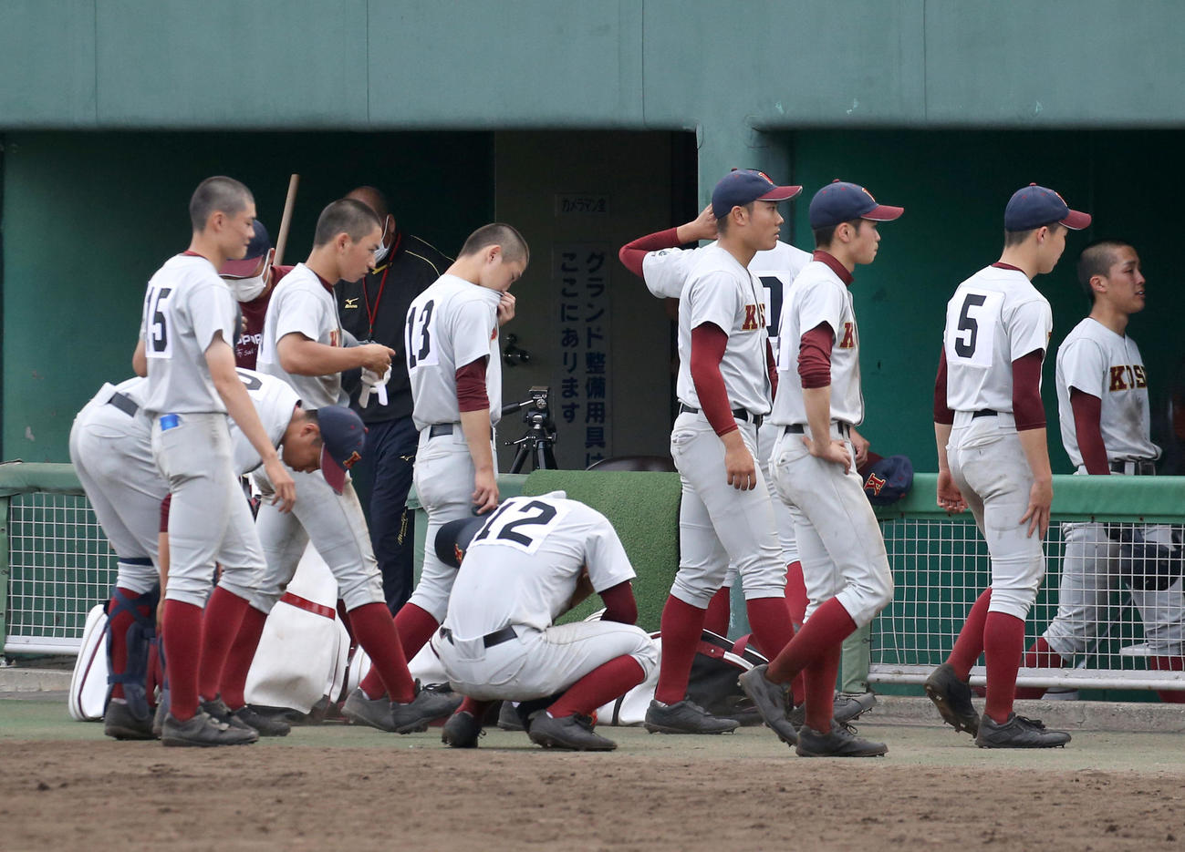 札幌大谷対札幌光星　札幌大谷に敗れ肩を落としながら引き揚げる札幌光星ナイン（撮影・佐藤翔太）