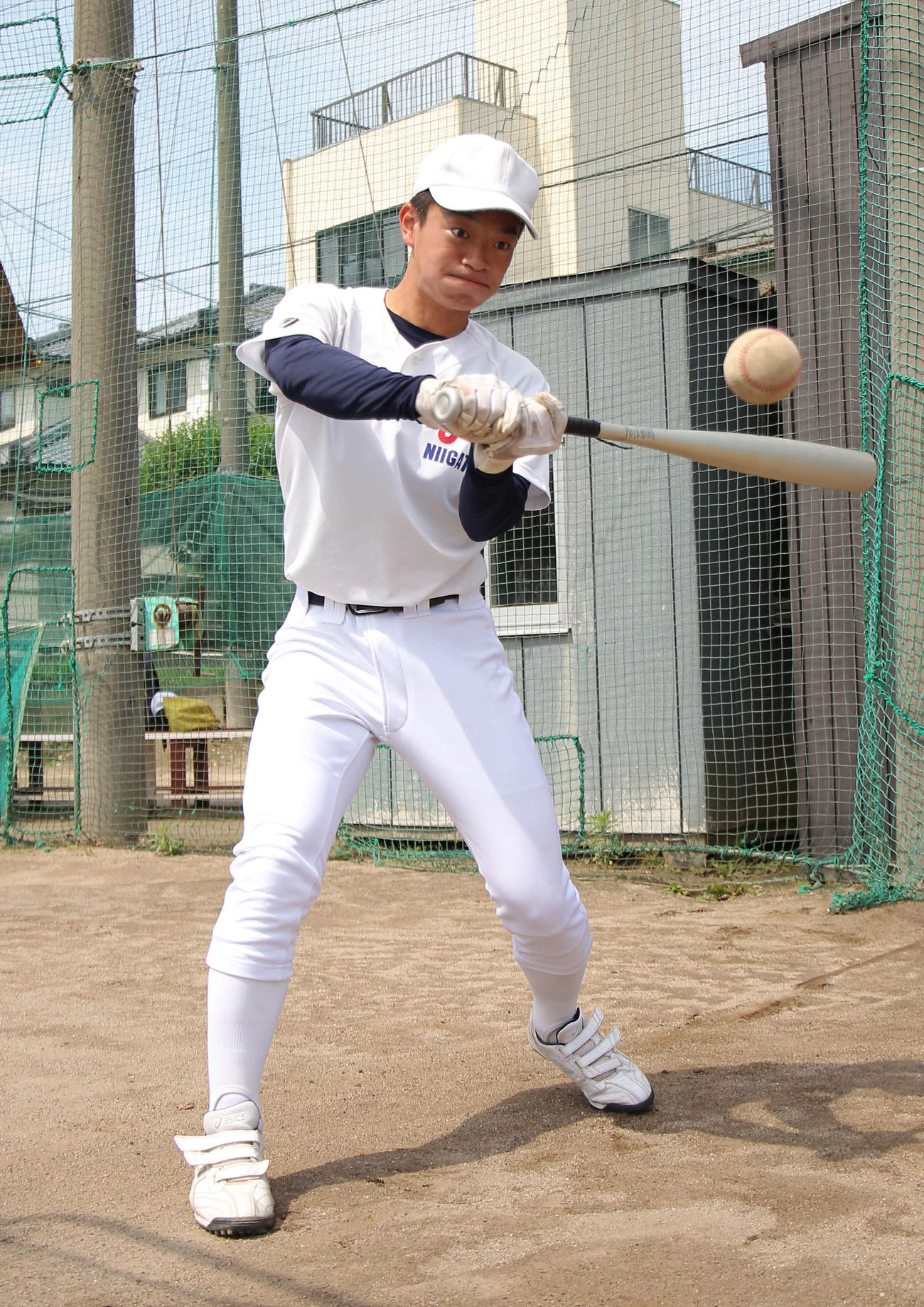 ティー打撃に励む佐藤育