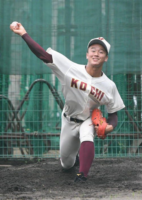試合前、ブルペンで投球練習をする高知・森木（撮影・滝沢美穂子）