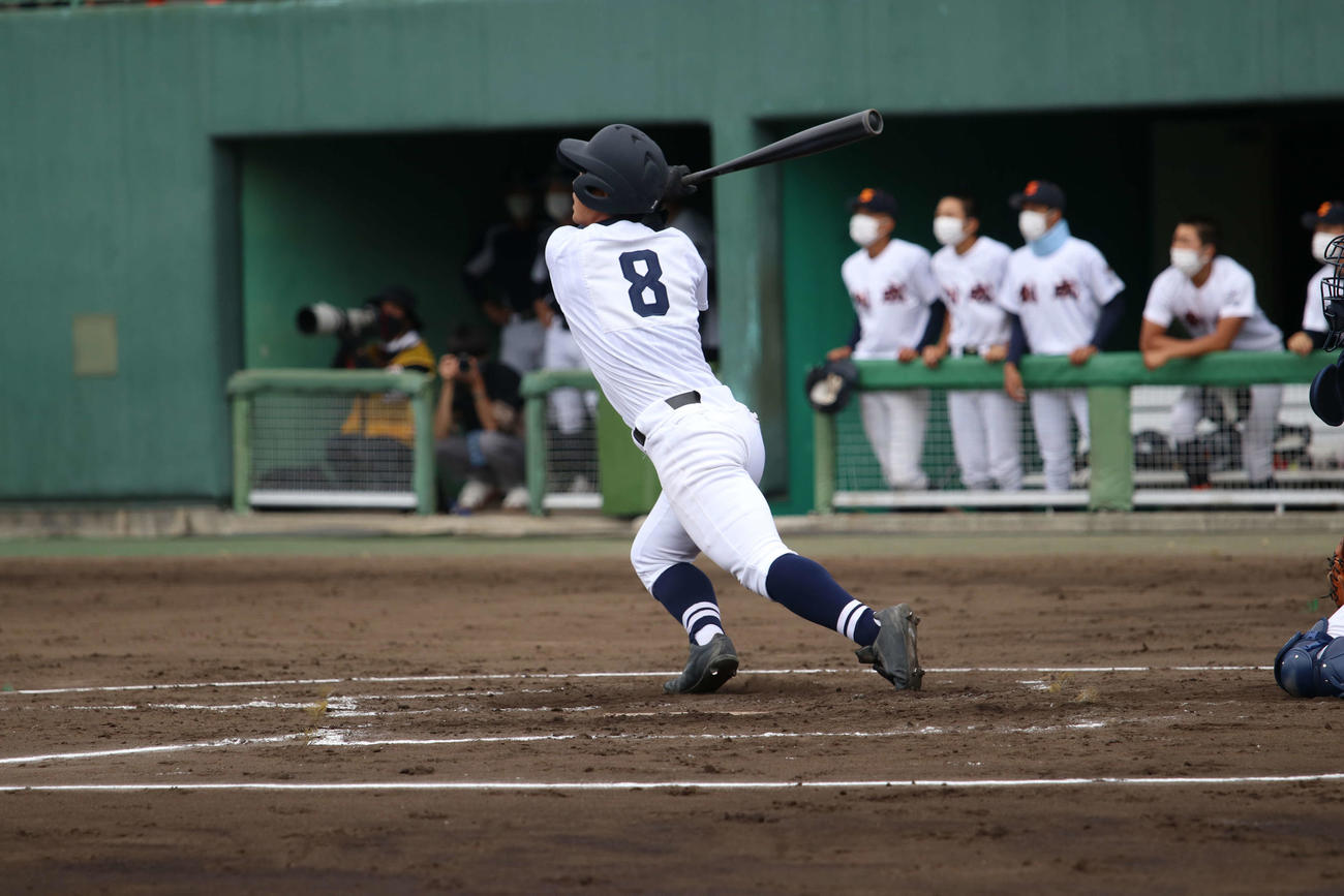 第103回全国高校野球選手権地区予選　札幌月寒対札幌創成　3回表2死一、二塁、札幌月寒酒井勇輝が右越えに3点本塁打を放つ（撮影・小林憲治）