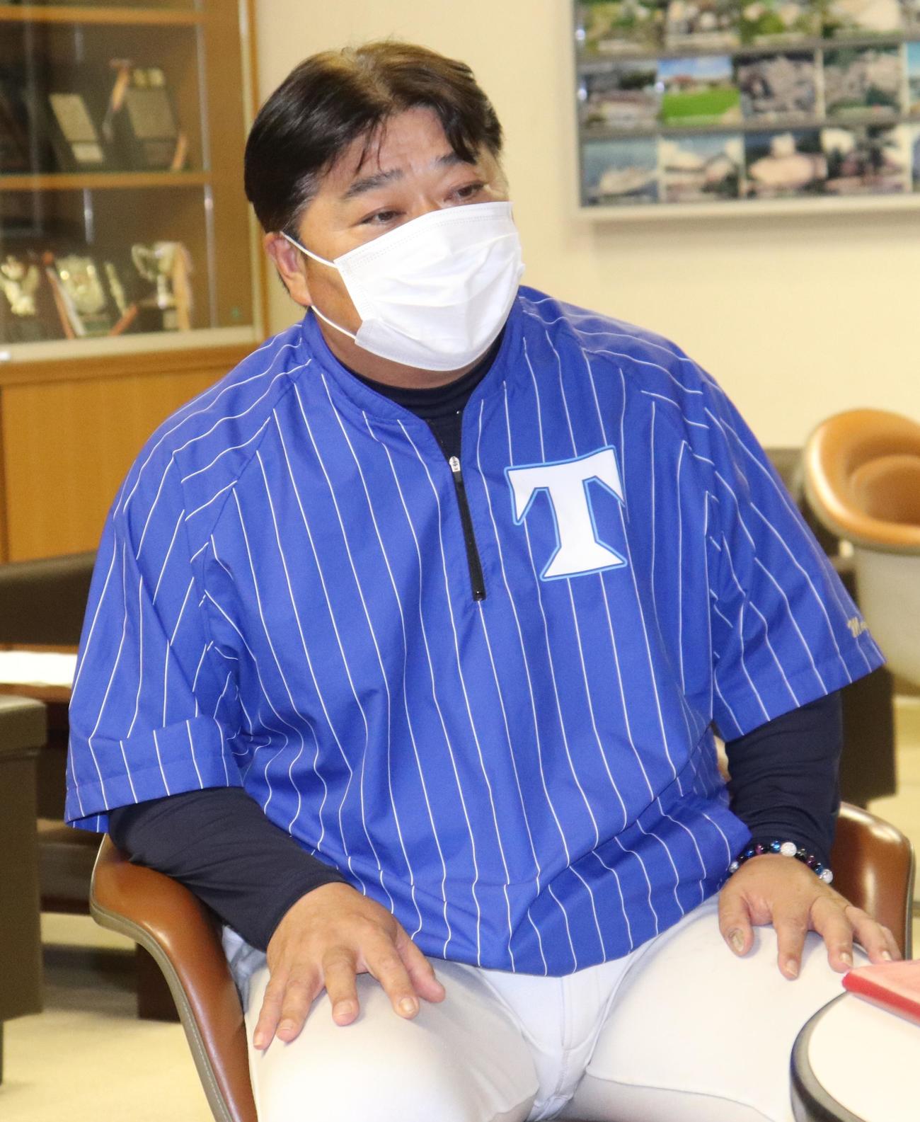 今夏限りでの退任を表明した東海大相模・門馬監督（撮影・古川真弥）