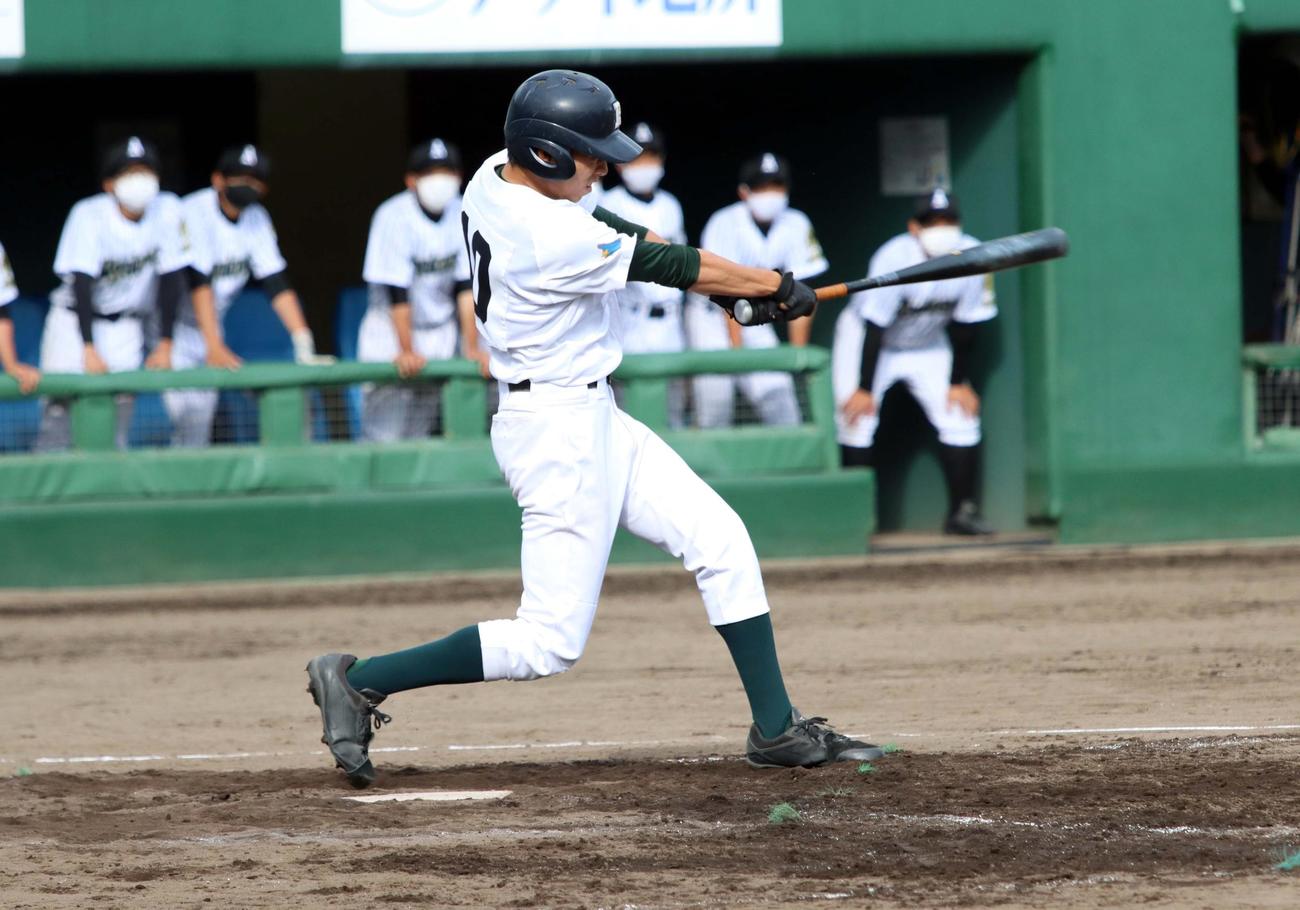 留萌対旭川農　延長11回表留萌無死一、二塁、古岡が左中間へ勝ち越しの2点適時二塁打を放つ（撮影・永野高輔）