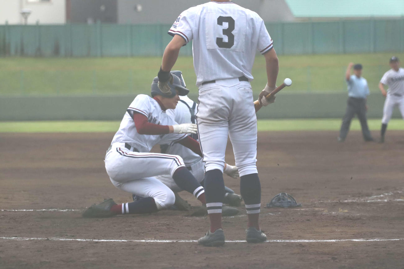 札幌山の手対とわの森三愛　7回裏無死二、三塁、札幌山の手、坂東のスクイズで2者が生還し逆転に成功する