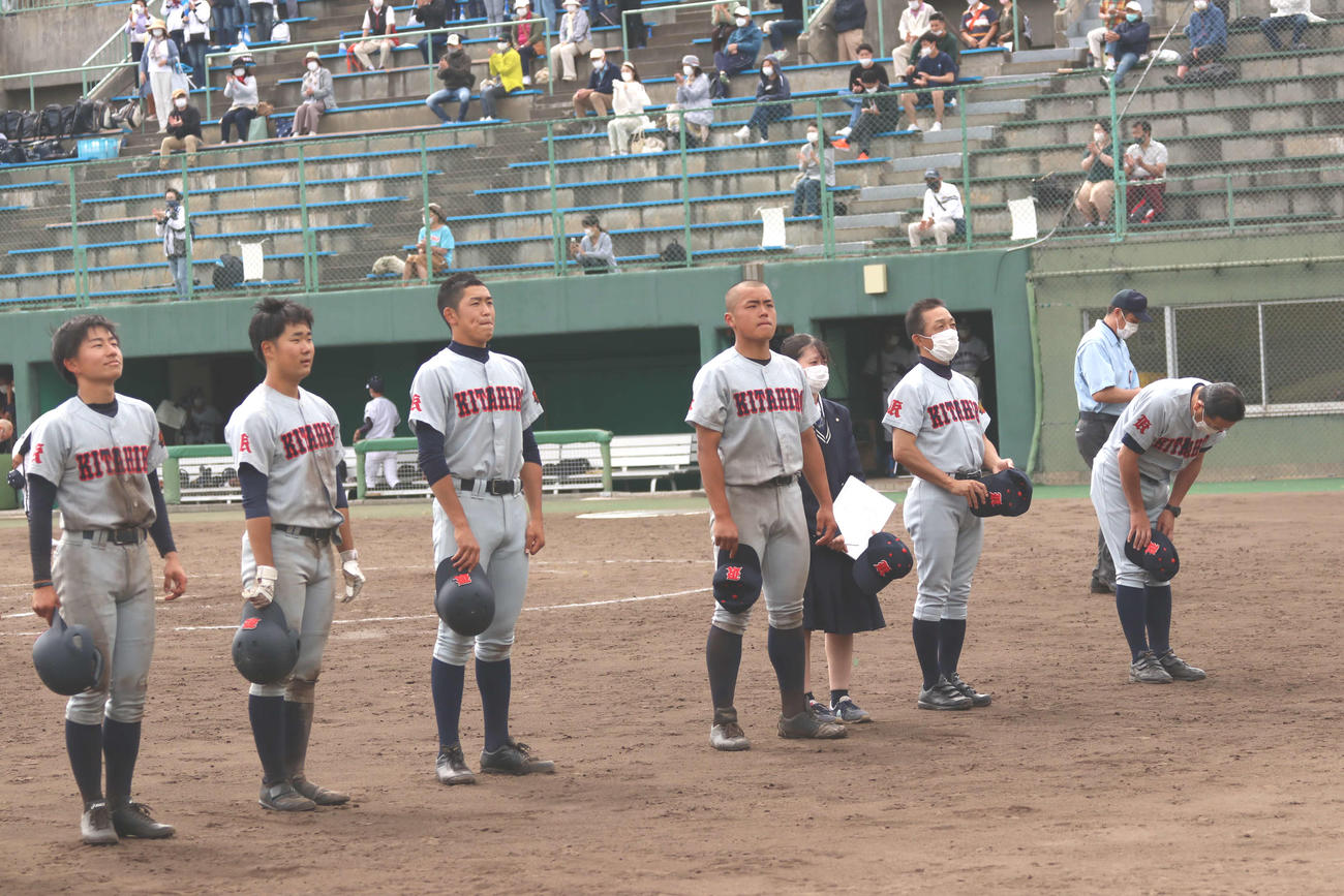 札幌第一対北広島　惜敗しスタンドにあいさつする和田主将（左から4人目）ら北広島ナイン（撮影・小林憲治）