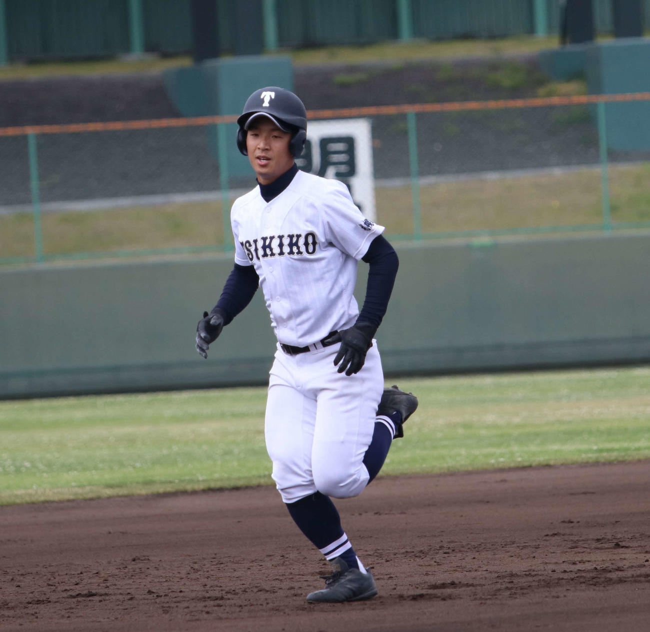 札幌月寒対札幌創成　3回表札幌月寒2死一、二塁、本塁打を放ちダイヤモンドを回る札幌月寒の酒井（撮影・小林憲治）