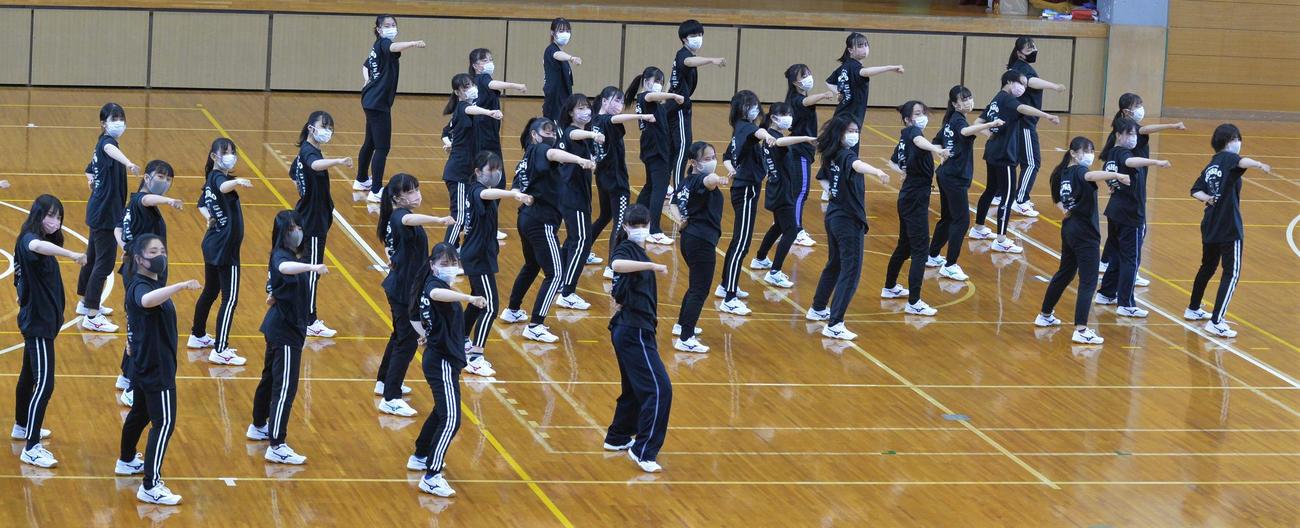 壮行会で「栄冠は君に輝く」を披露した仙台商ダンス部