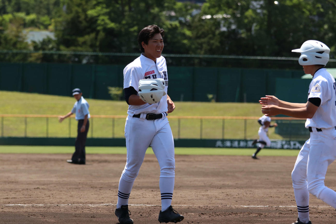 恵庭南対札幌国際情報　4回表、足を引きずりながらも懸命の走塁を見せた恵庭南の小島（撮影・小林憲治）