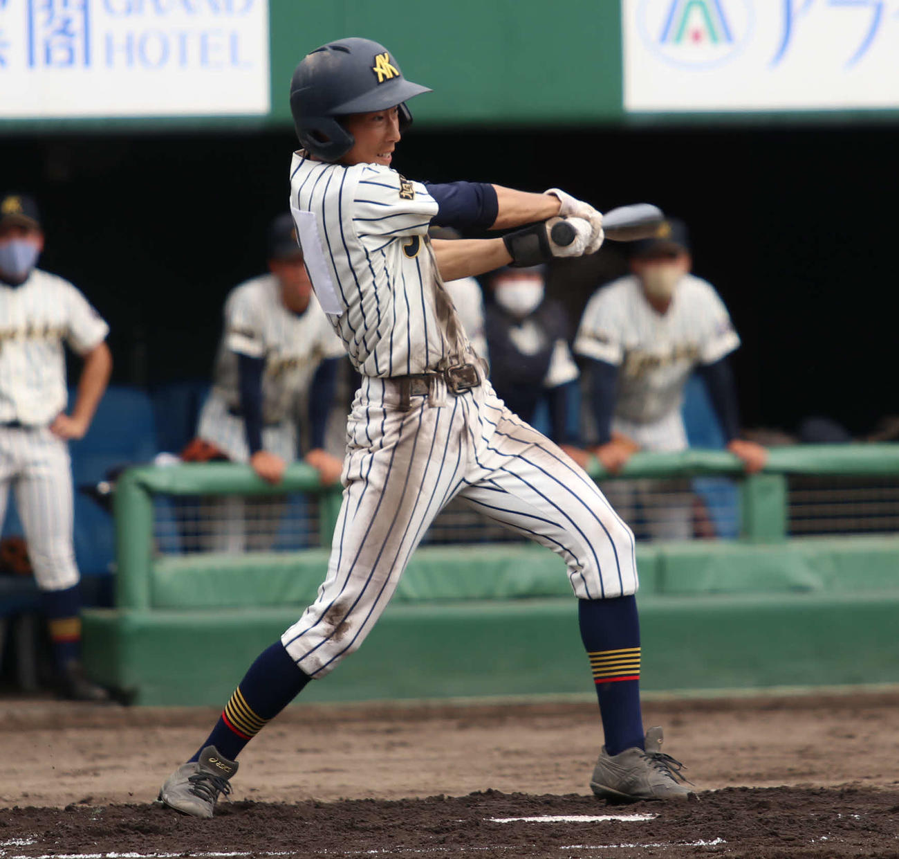 旭川龍谷対旭川工　2回表旭川工1死二塁、右前適時打を放つ川島（撮影・山崎純一）