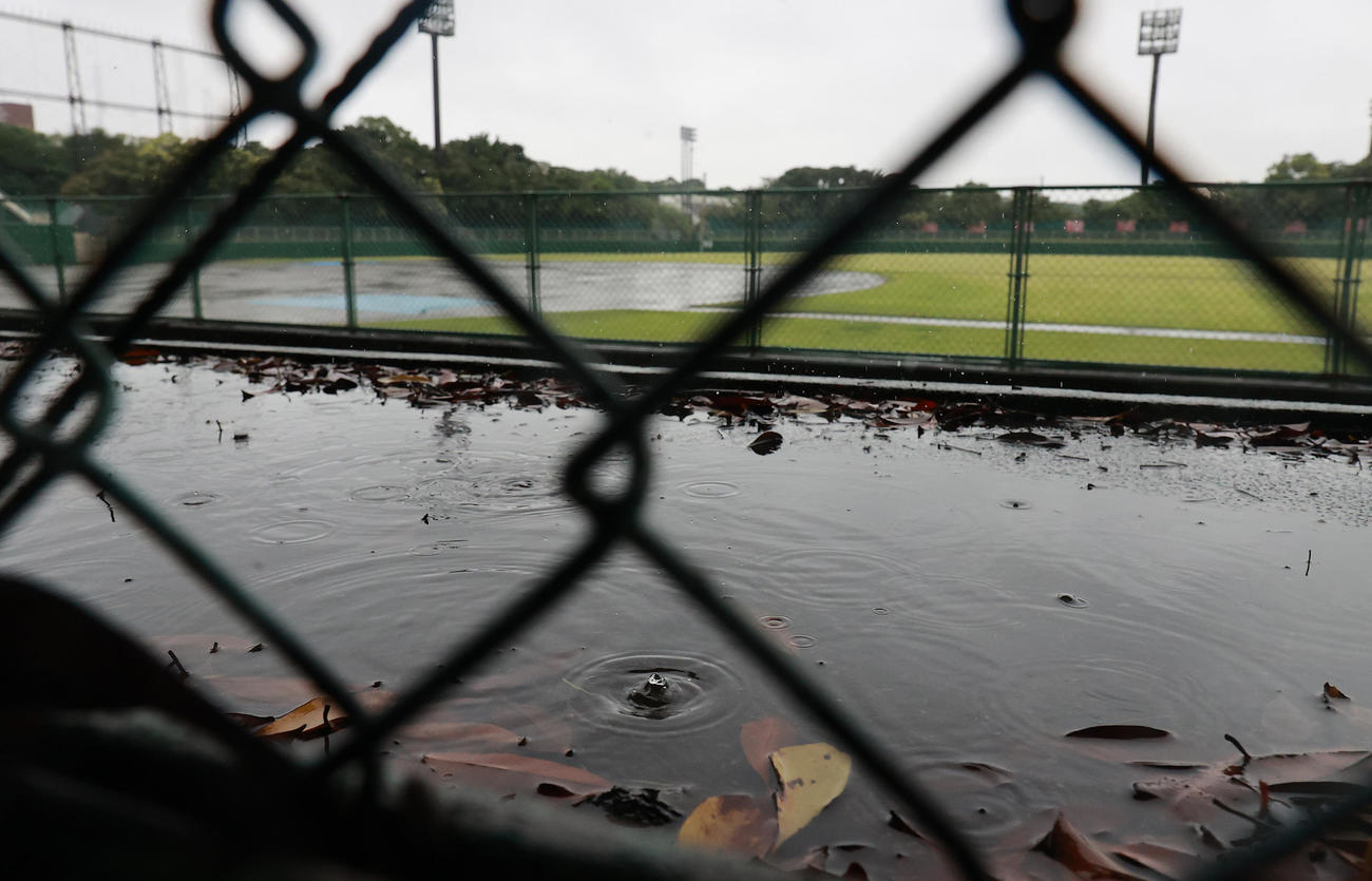 高校野球千葉大会は雨天のため3日連続で中止となった。習志野市の第一カッター球場でも雨が降り続いていた＝3日午前8時40分（撮影・野上伸悟）