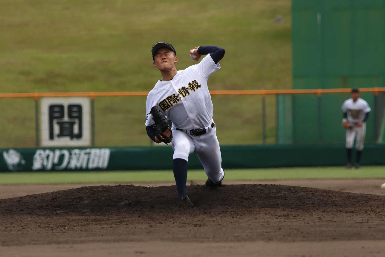 恵庭南対札幌国際情報　3回から救援し無失点の力投を見せた札幌国際情報の木村（撮影・小林憲治）
