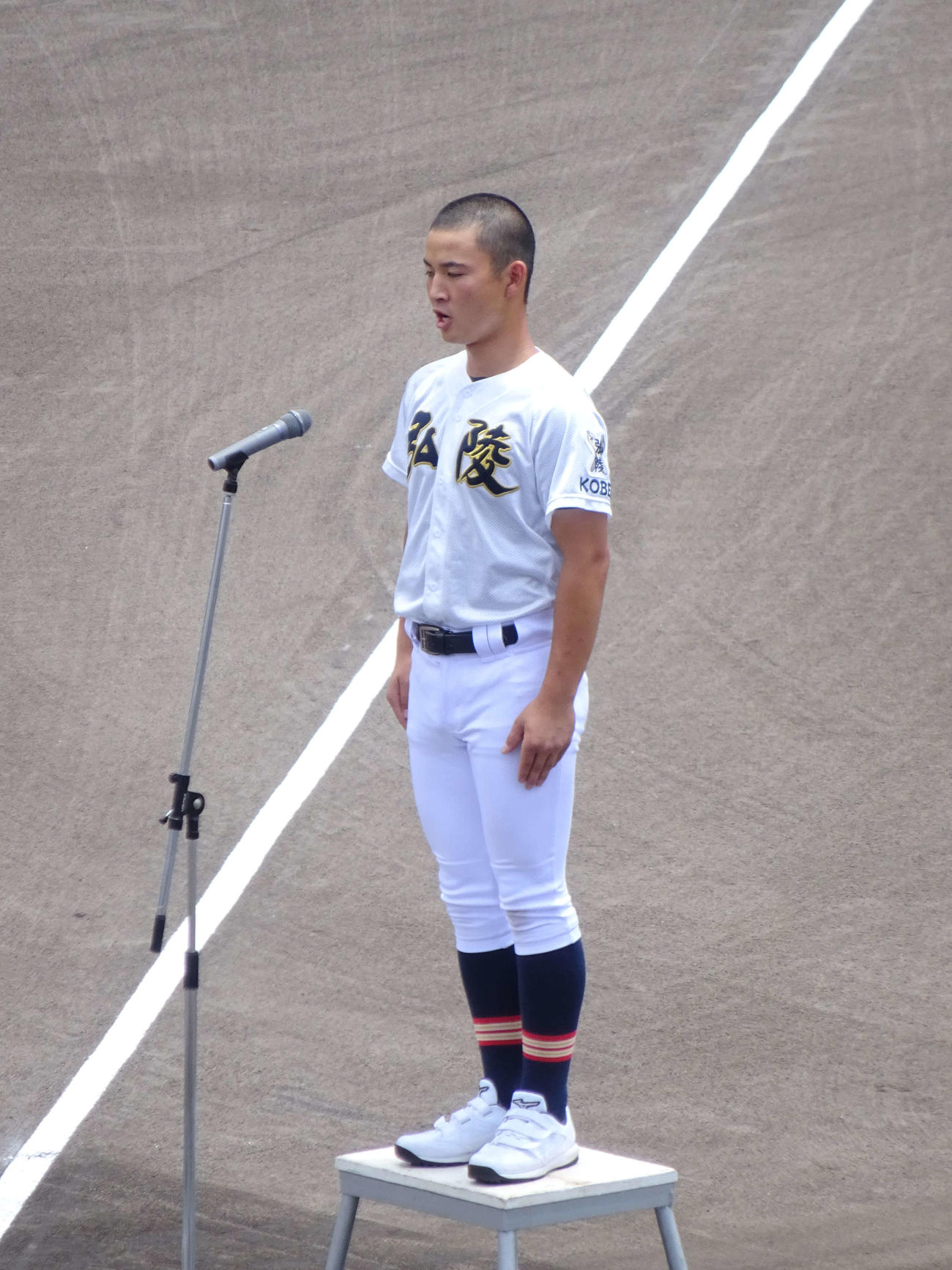 兵庫大会開会式で選手宣誓を行う神戸弘陵・林天翔主将（撮影・加藤裕一）