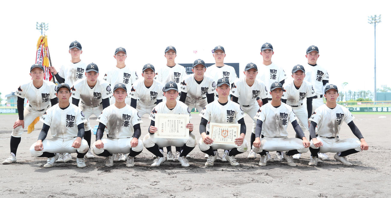 北海道大谷室蘭対駒大苫小牧　南北海道大会への出場を決め記念撮影をする駒大苫小牧ナイン（撮影・佐藤翔太）